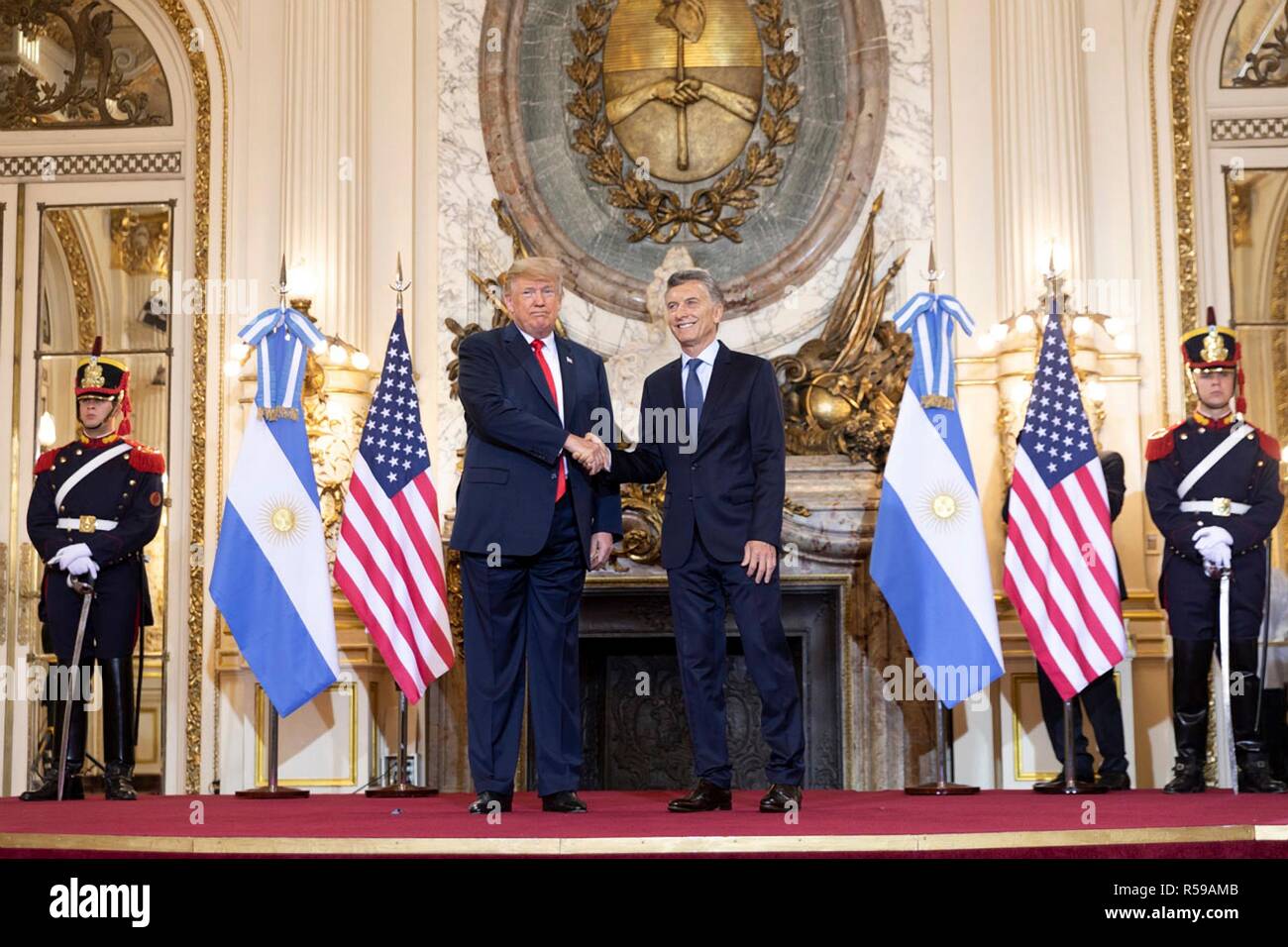 Le Président américain Donald Trump, serre la main avec le président de l'Argentine, Mauricio Macri, droit, avant le début d'une rencontre bilatérale en marge du Sommet du G20 réunis à la Casa Rosada le 30 novembre 2018 à Buenos Aires, Argentine. Banque D'Images