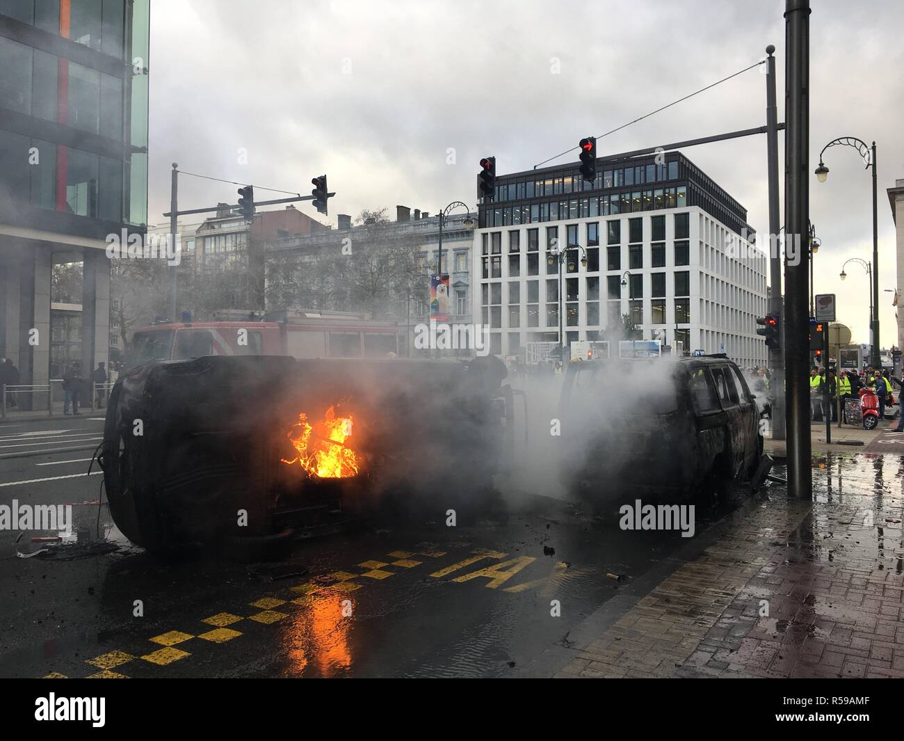 Bruxelles, Belgique. 30Th Nov 2018. Seulement quelques centaines de mètres de la Commission européenne, deux voitures de police ont brûlé dans le quartier européen de Bruxelles. La police a bloqué les routes hors de barbelés, entre autres choses. De nombreux manifestants masqués avec des gilets jaunes ont été marcher dans les rues. Encore et encore des explosions de pétards pouvait être entendu. Photo : Marek Majewsky/dpa dpa : Crédit photo alliance/Alamy Live News Banque D'Images