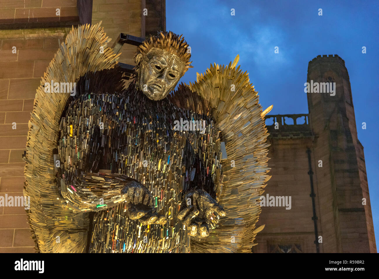 Liverpool, Royaume-Uni. 30Th Nov, 2018. Le couteau Angel est un monument national contre la violence et l'agression et vise à montrer l'impact du crime de couteau a sur la vie des gens qu'elle est actuellement à l'extérieur de la cathédrale anglicane Merseyside où plus de 900 des crimes commis avec des couteaux ont été enregistrés l'année dernière. Les 27 pieds de la sculpture est constituée de plus de 100 000 armes confisquées à 43 services de police de partout au pays et a été créé par l'artiste Alfie Bradley au centre de la Ferronnerie britannique à Oswestry, Shropshire. Crédit : John Davidson/Alamy Live News Banque D'Images