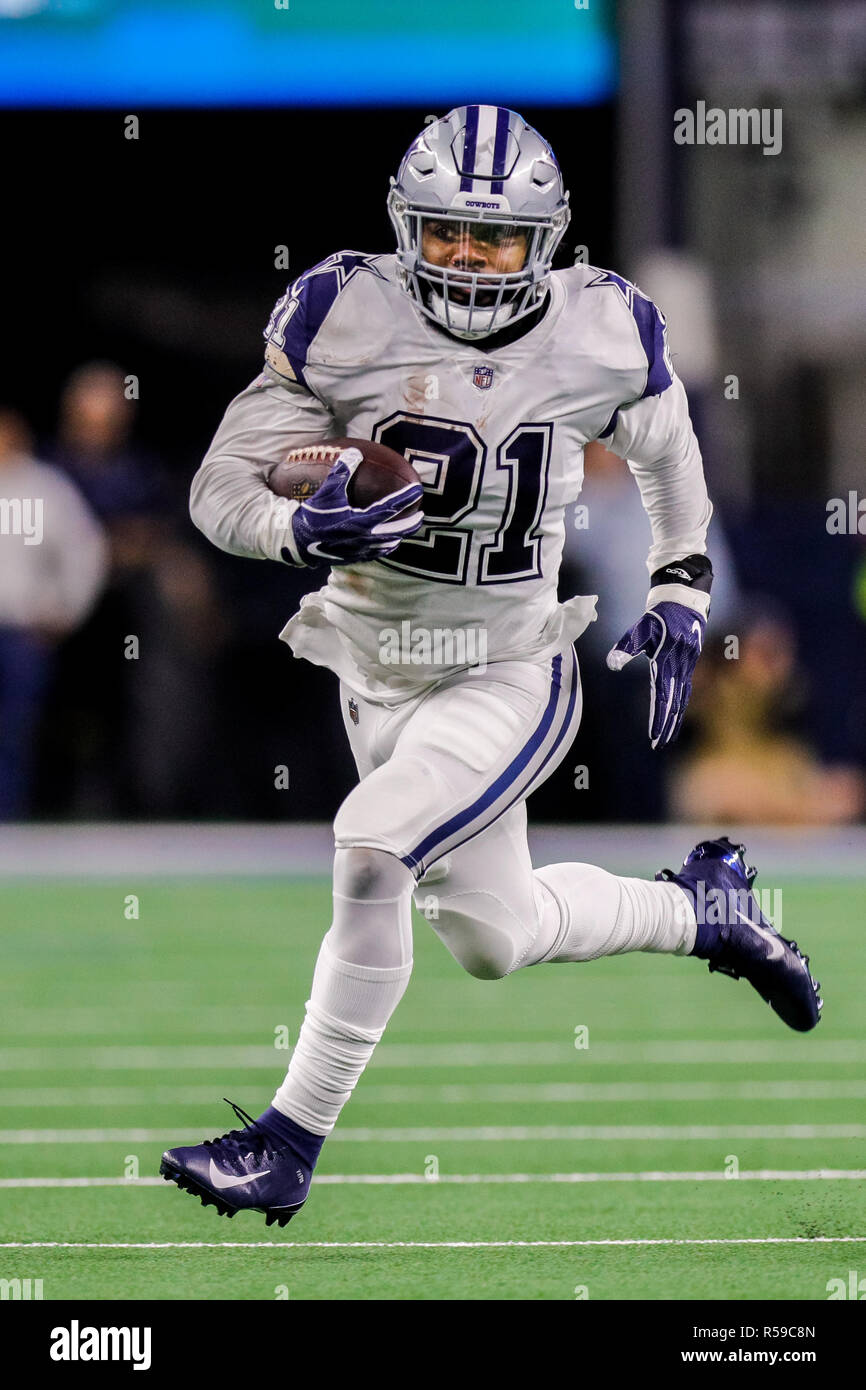 Arlington, TX, États-Unis. 29 Nov, 2018. Cowboys de Dallas running back Ézéchiel Elliott (21) va à l'encontre de New Orleans Saints à l'AT&T Stadium à Arlington, TX. Stephen Lew/CSM/Alamy Live News Banque D'Images