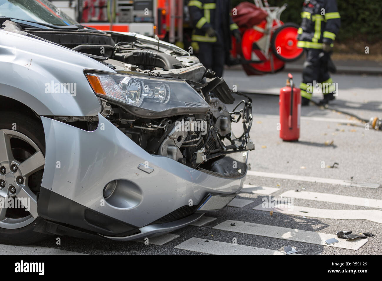 Les pompiers à l'accident de voiture Banque D'Images