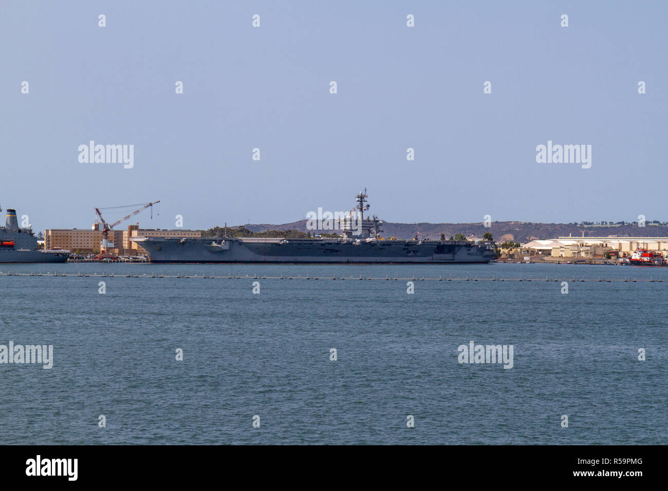 L'USS Carl Vinson (CVN-70), une classe Nimitz supercarrier, amarré dans la base navale de Kitsap, San Diego, États-Unis (pour maintenance). Banque D'Images