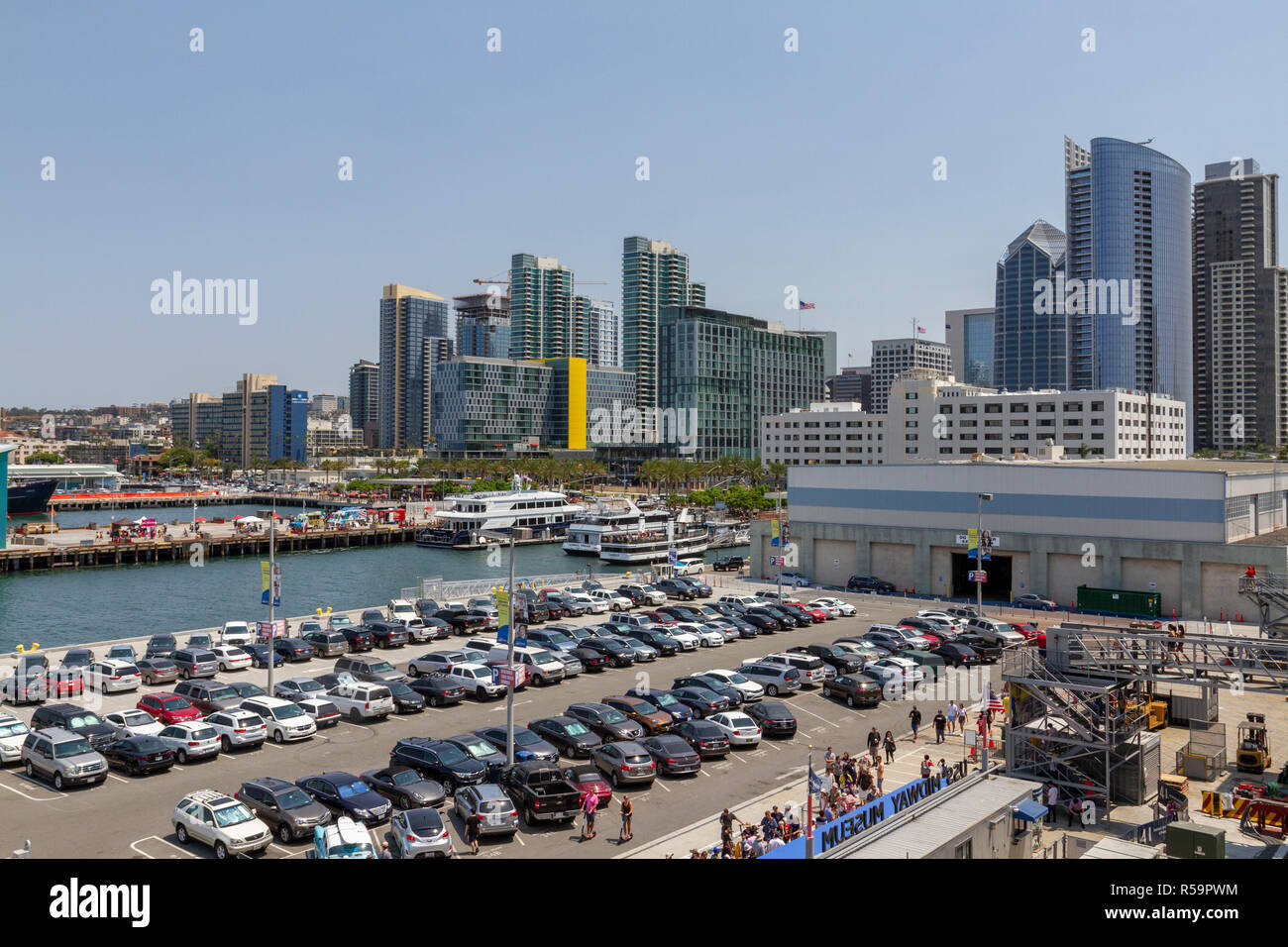 Vue sur le centre-ville de San Diego, à partir du pont de l'USS Midway est ancré au bord de l'eau de San Diego, Californie, États-Unis. Banque D'Images Vue sur le centre-ville de San Diego, à partir du pont de l'USS Midway est ancré au bord de l'eau de San Diego, Californie, États-Unis. Banque D'Images
