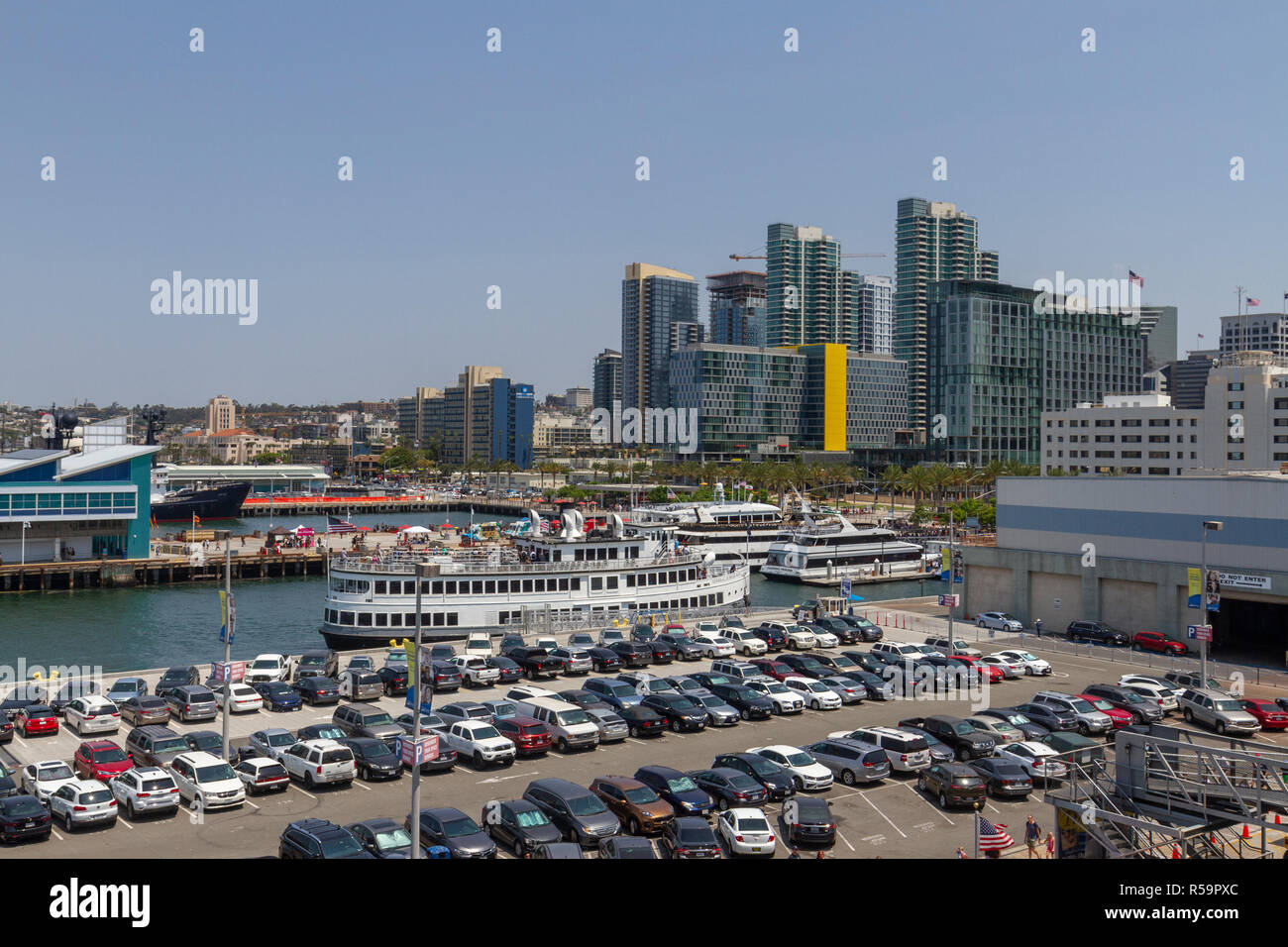 Vue sur le centre-ville de San Diego, à partir du pont de l'USS Midway est ancré au bord de l'eau de San Diego, Californie, États-Unis. Banque D'Images Vue sur le centre-ville de San Diego, à partir du pont de l'USS Midway est ancré au bord de l'eau de San Diego, Californie, États-Unis. Banque D'Images