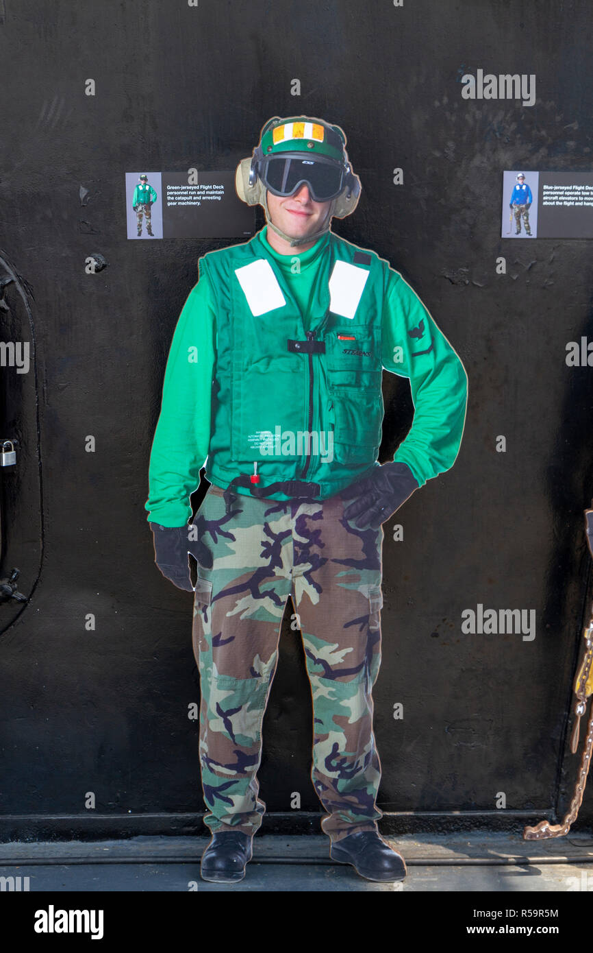 Green-jerseyed Envol personne (faire fonctionner et entretenir la catapulte d'arrêt machine) USS Midway Museum, San Diego, California, United States. Banque D'Images