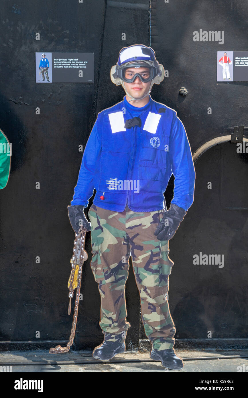 Blue-jerseyed Envol personne (l'exploitation d'aéronefs et les tracteurs de remorquage ascenseurs) USS Midway Museum, la baie de San Diego, Californie, États-Unis. Banque D'Images