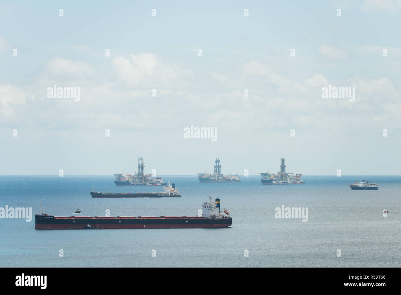 Vue aérienne des bateaux et navires au port de Las Palmas de Gran Canaria, avec sur le foregroung la CMB, navire Vraquier partenaire derrière elle Banque D'Images