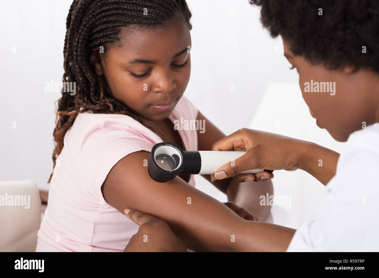 L'enfant contrôle dermatologique de la peau du patient Banque D'Images