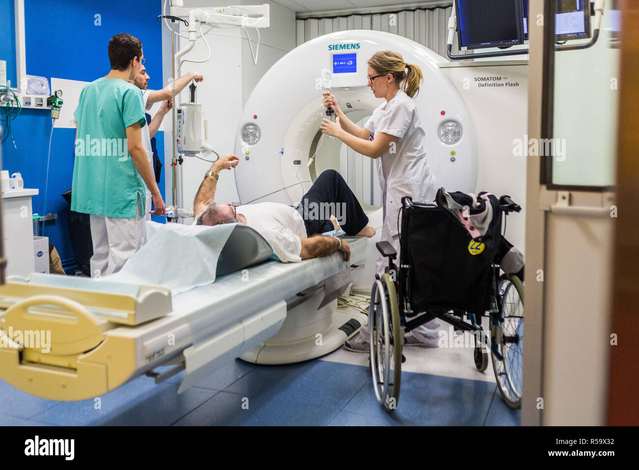 Patient en cours d'un flash de tomodensitométrie, l'hôpital d'Angoulême, France. Banque D'Images