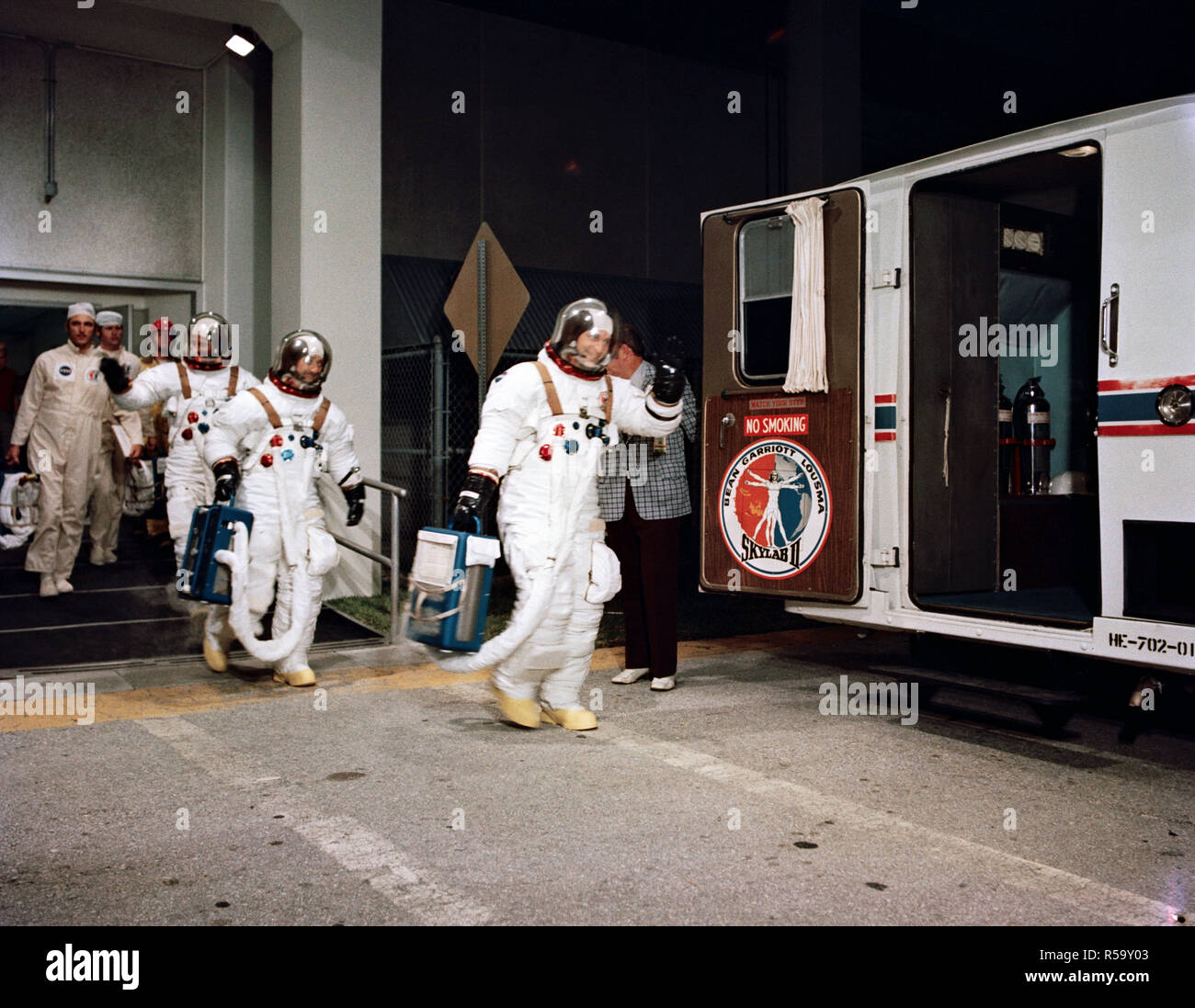 (28 juillet 1973) --- Les trois hommes d'équipage de la deuxième mission habitée Skylab Skylab (3) Le congé du Manned Spacecraft Operations Building au Centre spatial Kennedy le matin du lancement de Skylab 3. Banque D'Images