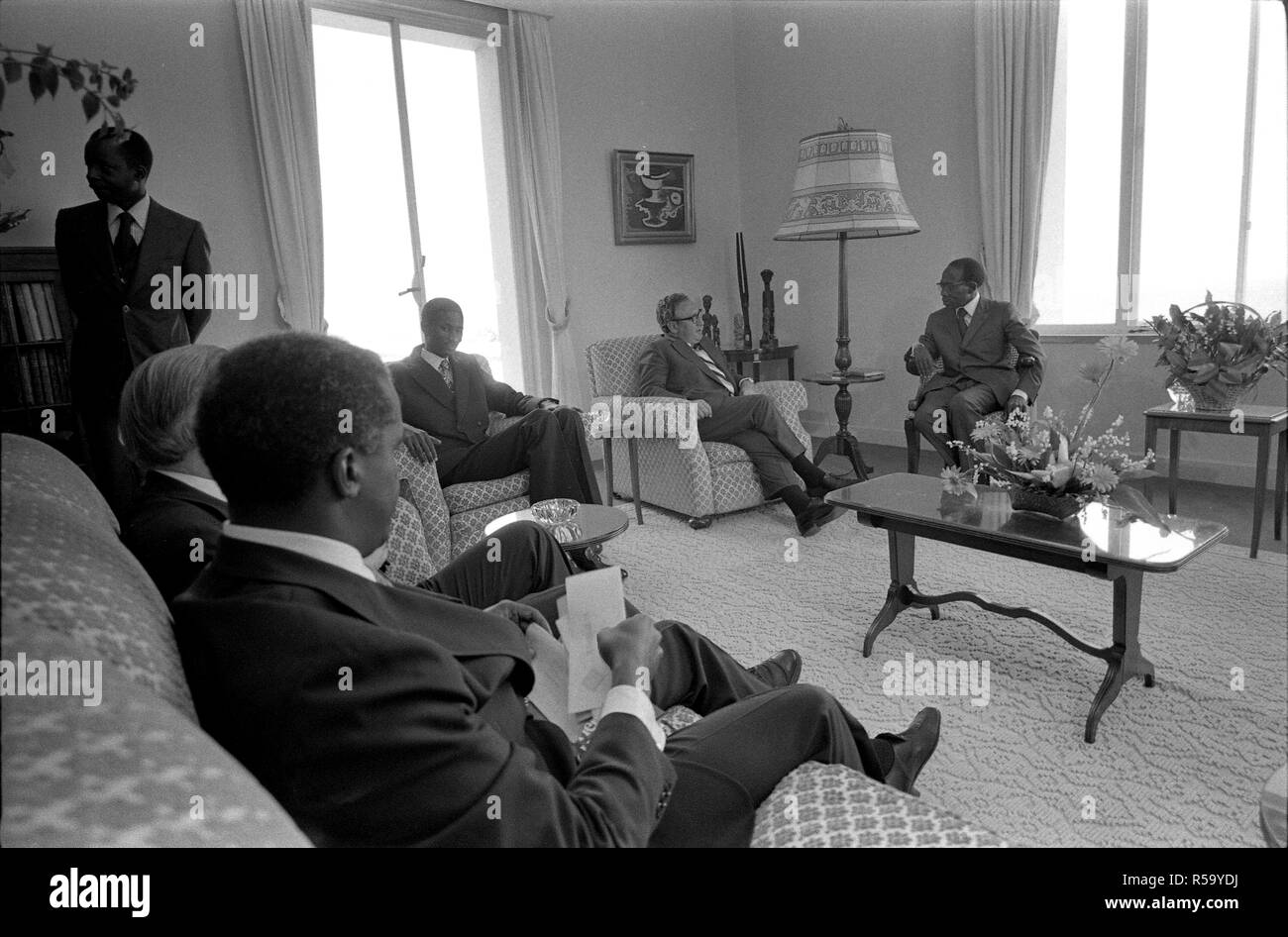 1976, 1 mai - le palais présidentiel - Dakar, Sénégal (Afrique) - Henry Kissinger, Léopold Senghor, Autres - assis dans des chaises et sofas, parler - Le secrétaire d'État Voyage en Afrique ; réunion avec le Président du Sénégal Léopold Senghor Banque D'Images