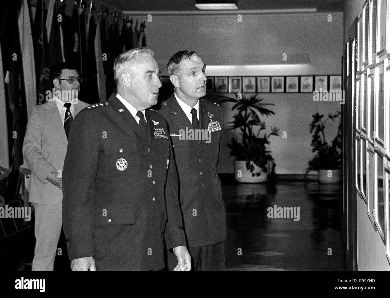 7/8/1980 - GEN John W. Pauly, commandant en chef de la Force aérienne des États-Unis Europe, fait une dernière visite à l'aéroport central de Tempelhof. COL Vernon L. Frye escorte le général. Banque D'Images