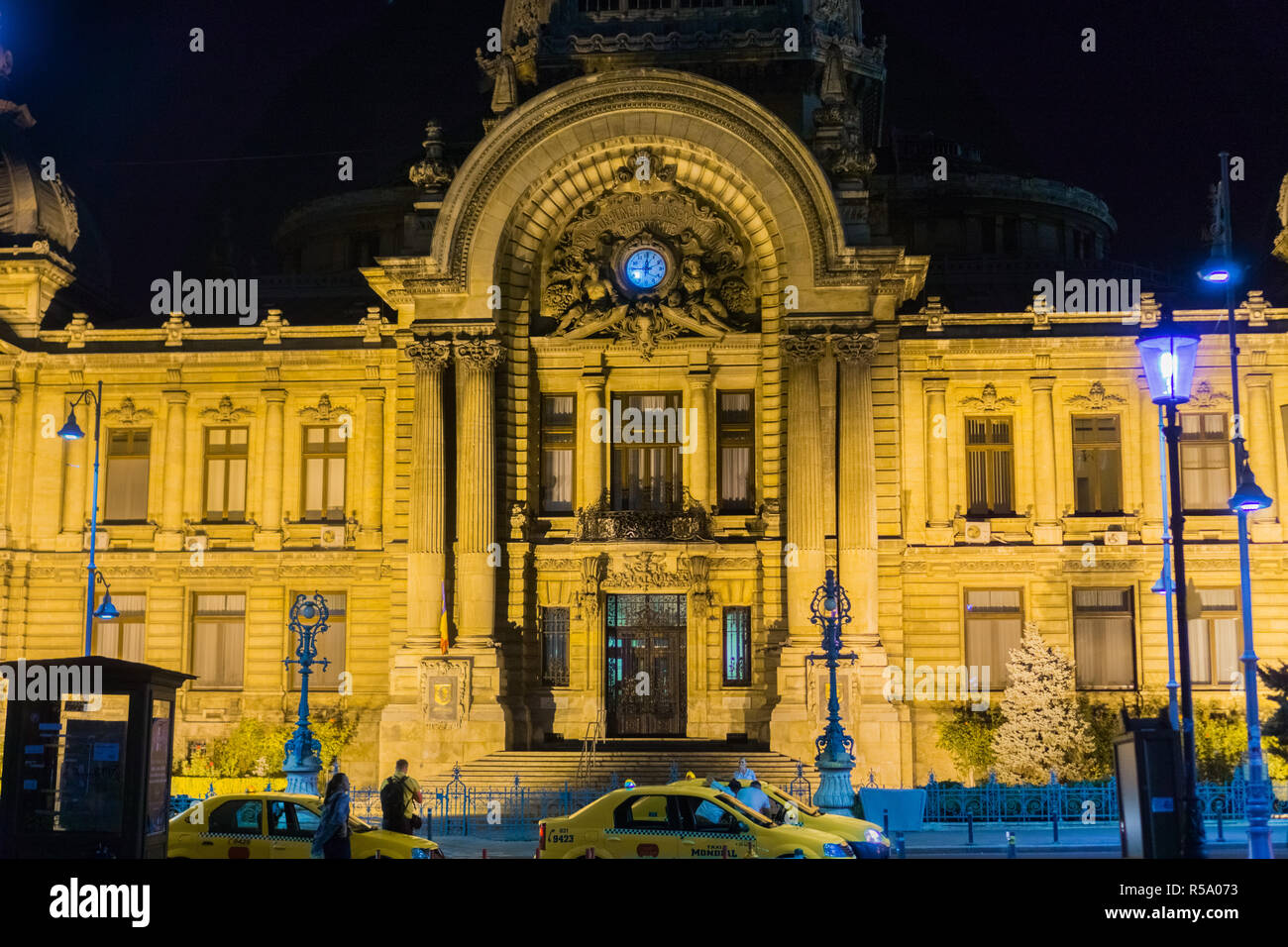 11 septembre 2017, Bucarest, Roumanie - taxis attendent en face de CEC Bank (Casa de Economii si Consemnatiuni) Banque D'Images