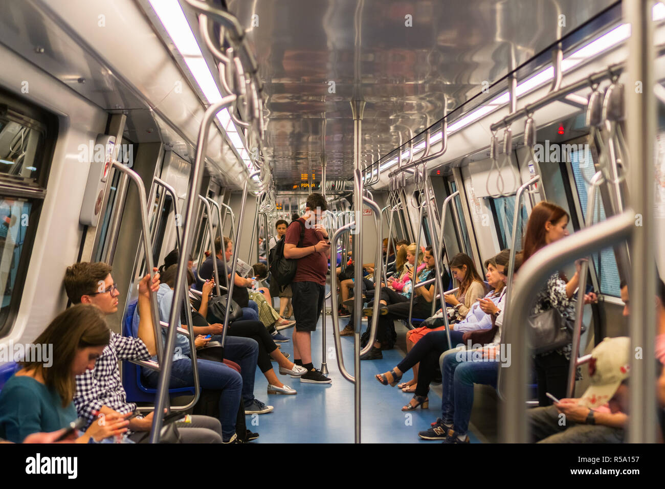 13 septembre 2017, Bucarest, Roumanie - Personnes équitation dans le métro Banque D'Images