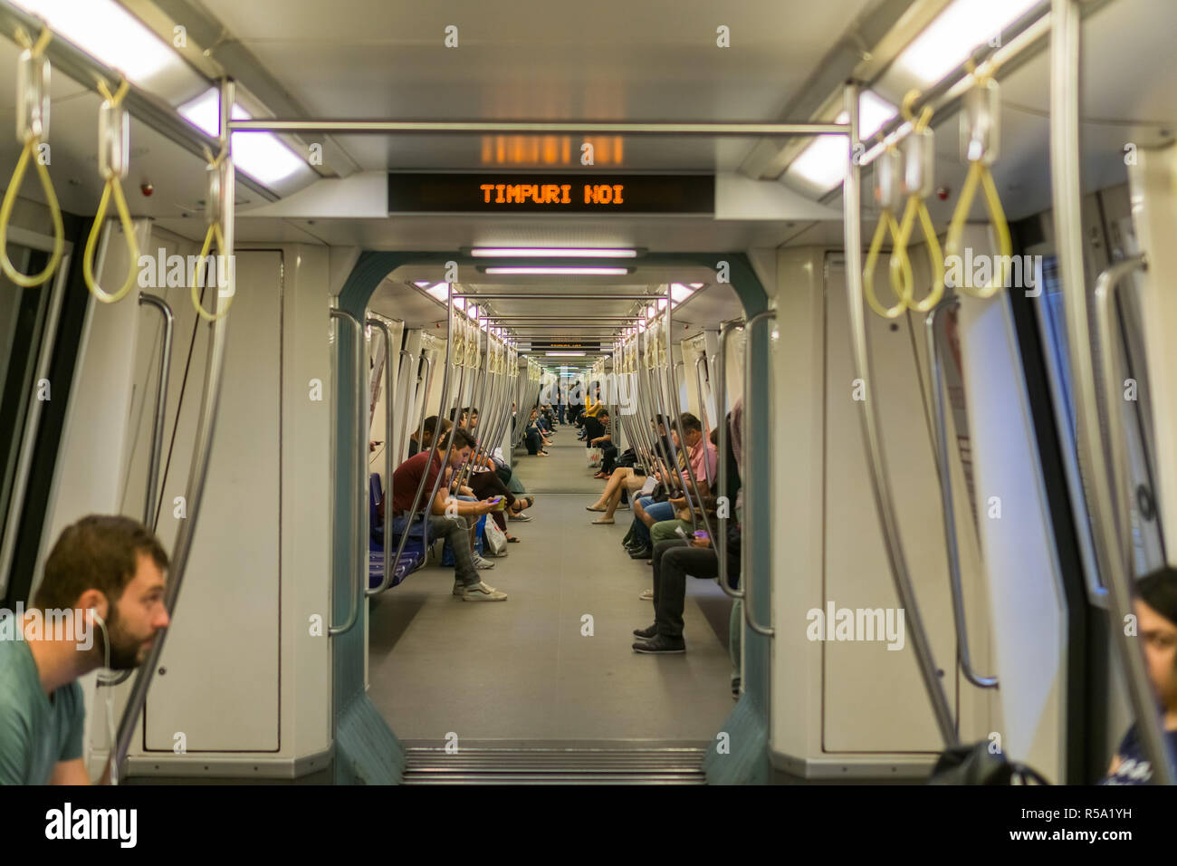 13 septembre 2017, Bucarest, Roumanie - Personnes équitation dans le métro Banque D'Images
