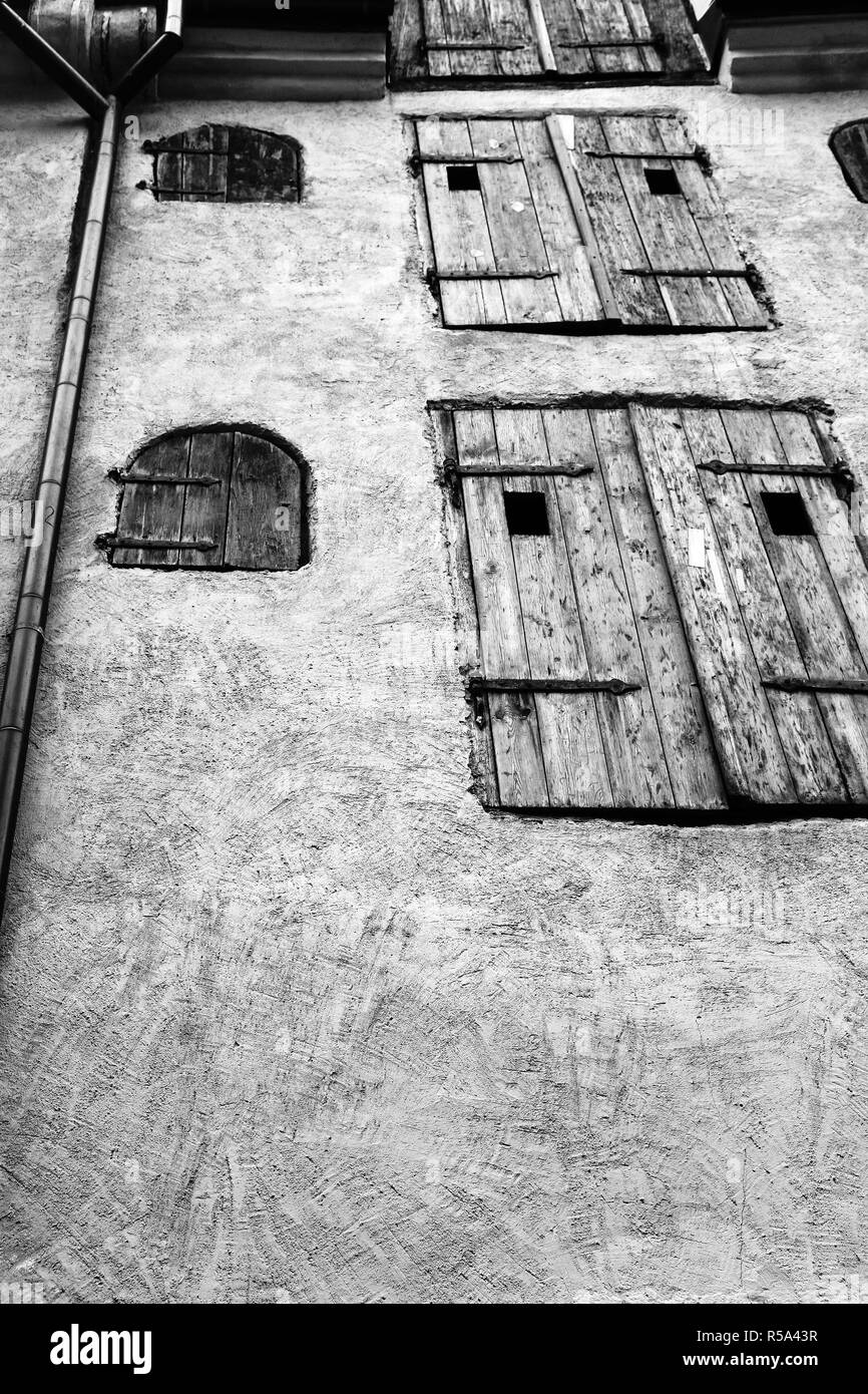 Façade de maison médiévale avec stores en bois à Riga Banque D'Images