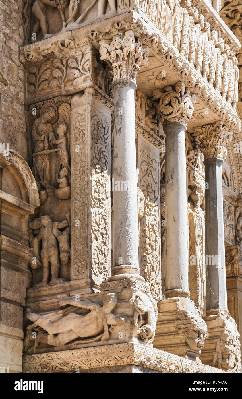 Colonnes de l'ancienne église de saint Trophime à Arles Banque D'Images