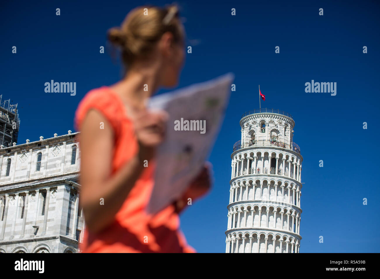 Gorgeous Woman Avec La Carte D Admirer La Tour De Pise Toscane Italie Shallow Dof Photo Stock Alamy Gorgeous Woman Avec La Carte D Admirer La Tour De Pise Toscane Italie Shallow Dof Photo Stock Alamy