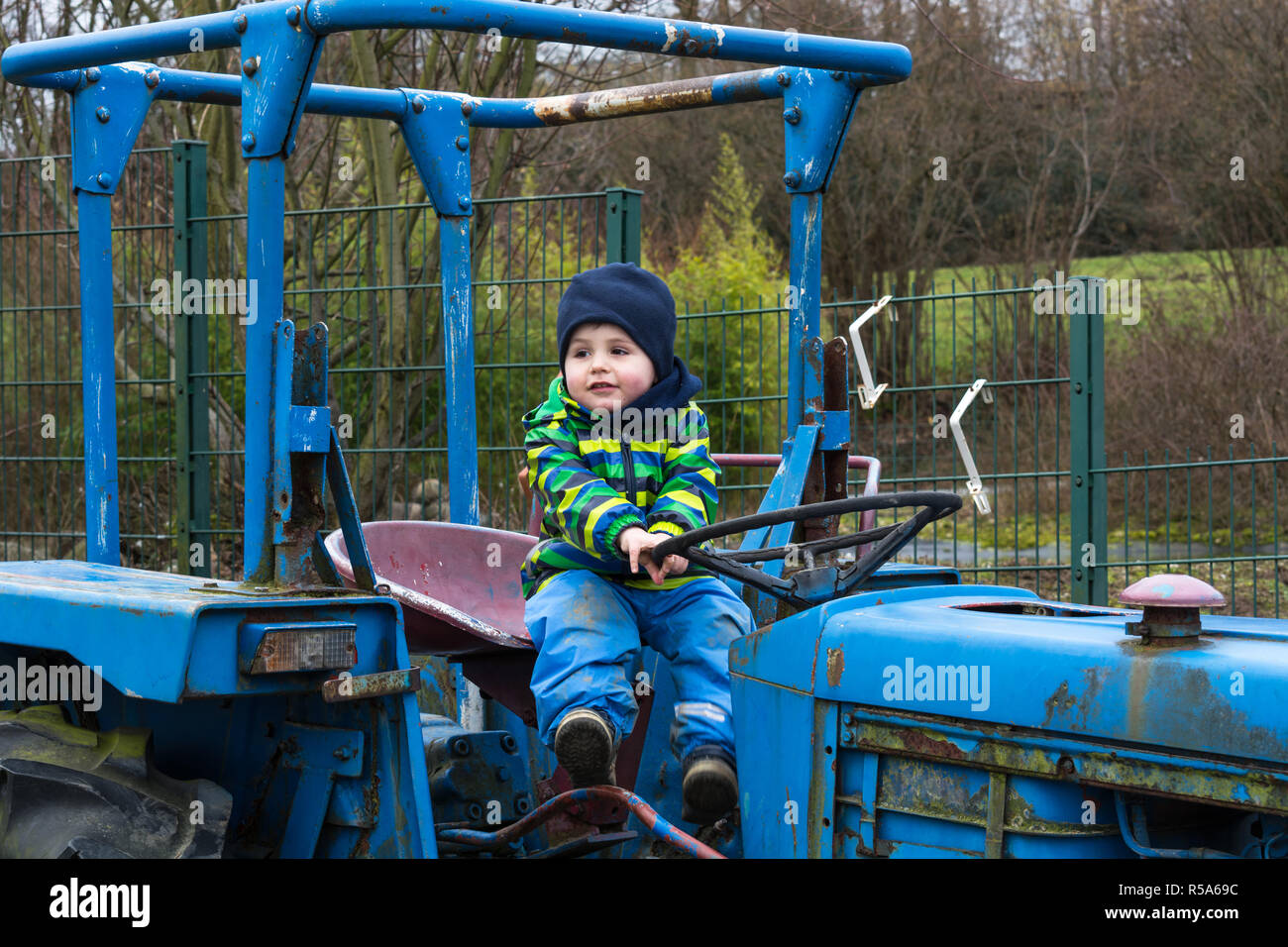 Enfant sur le volant d'un tracteur Banque D'Images