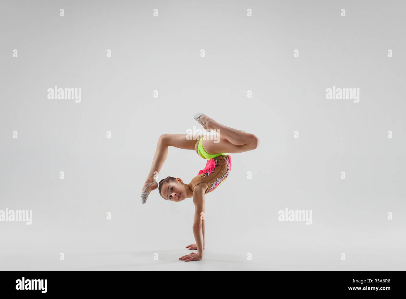 peu enfant fille dans tenue de sport, permanent sur une Gym tapis