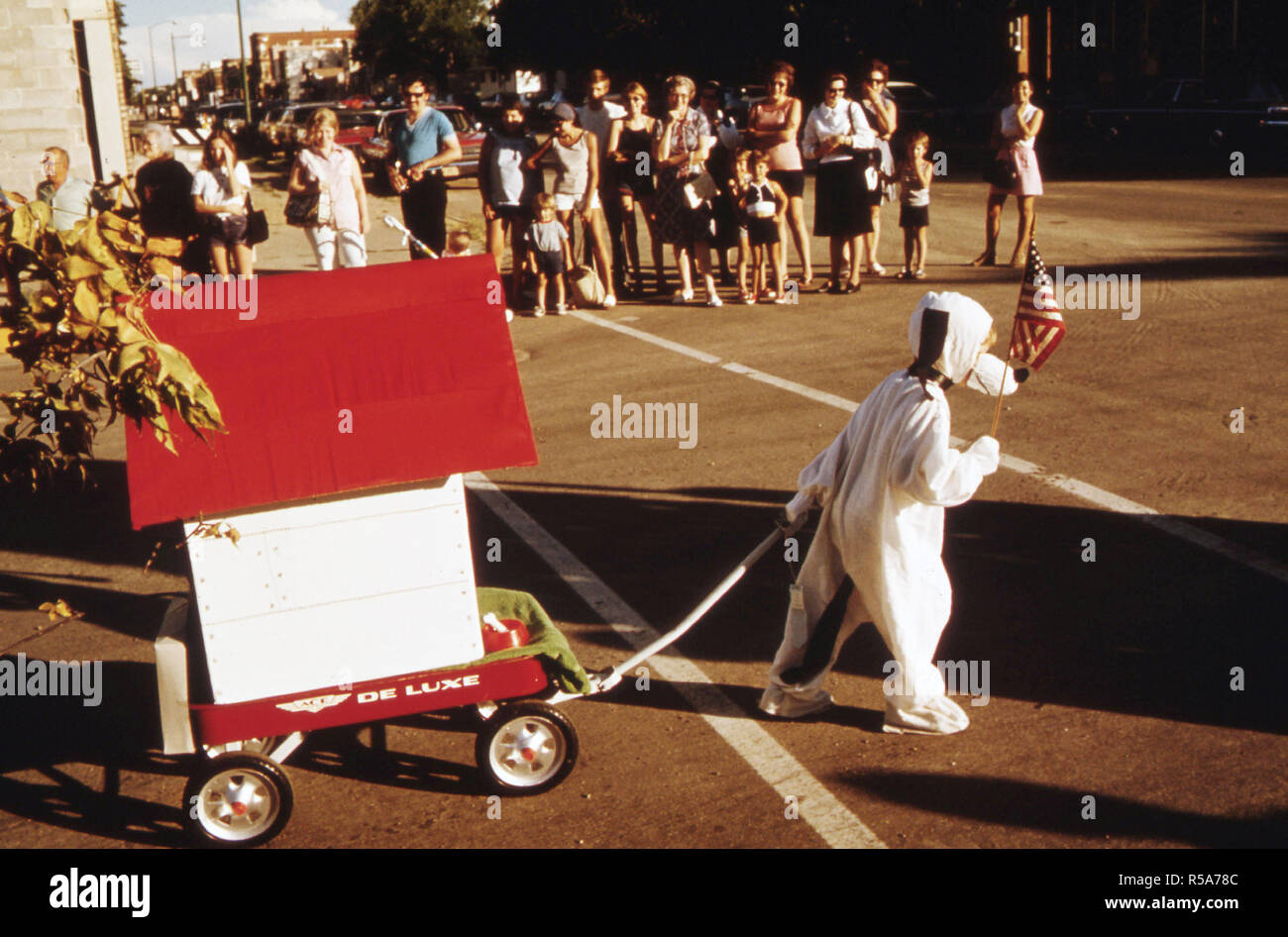 Participant à un défilé pour enfants, un événement annuel tenu au début de la soirée au cours de l'été à New Ulm, Minnesota ca. 1975 Banque D'Images