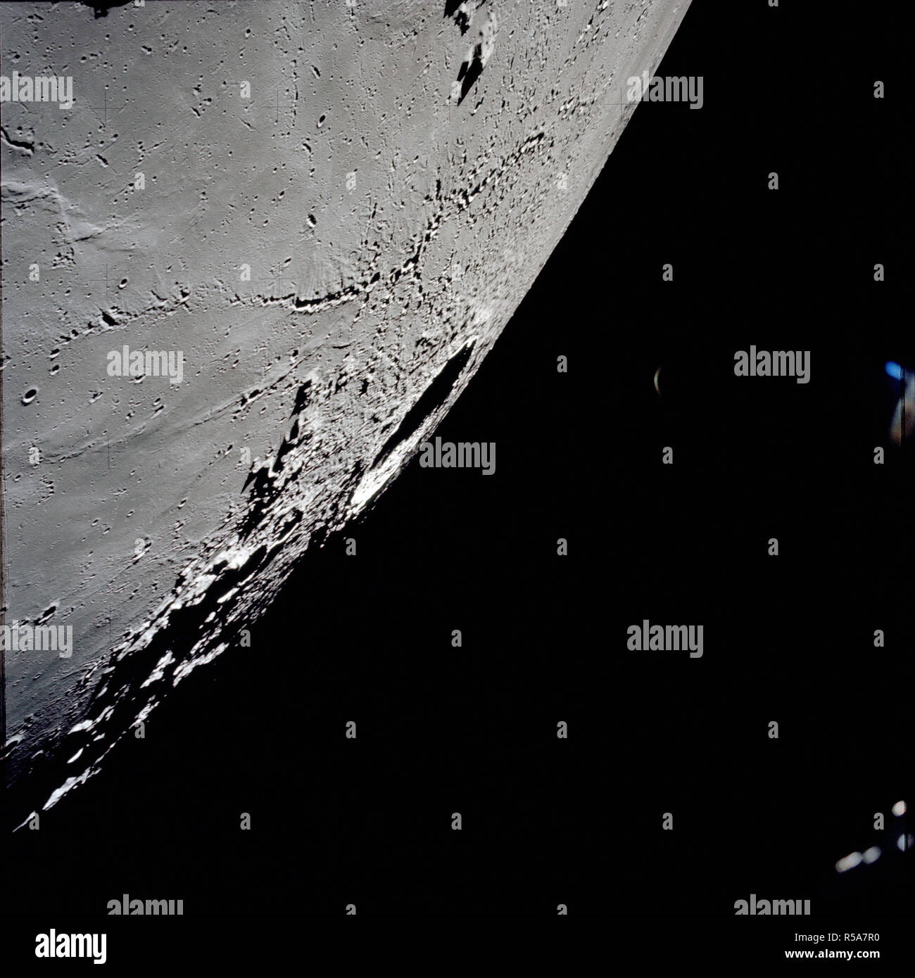 Décembre 1972 (7-19) --- Une vue oblique du grand cratère Copernicus sur la face visible de la lune, photographiée de l'Apollo 17 satellites en orbite lunaire. Cette vue est à sud-ouest vers le cratère généralement sur l'horizon. Banque D'Images