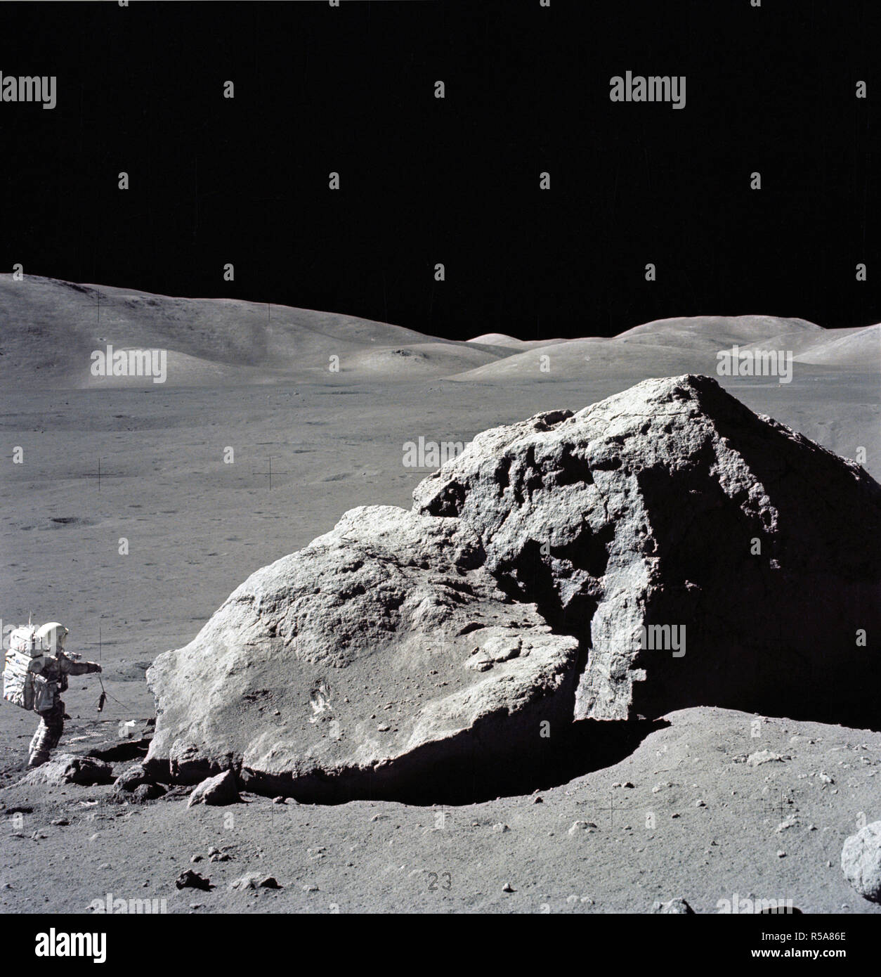 (13 décembre 1972) --- scientifique-astronaute Harrison H. Schmitt est photographié à côté d'un énorme rocher fendu, au cours du troisième Apollo 17 activité extravéhiculaire (EVA) à l'emplacement d'atterrissage Taurus-Littrow sur la lune. Banque D'Images