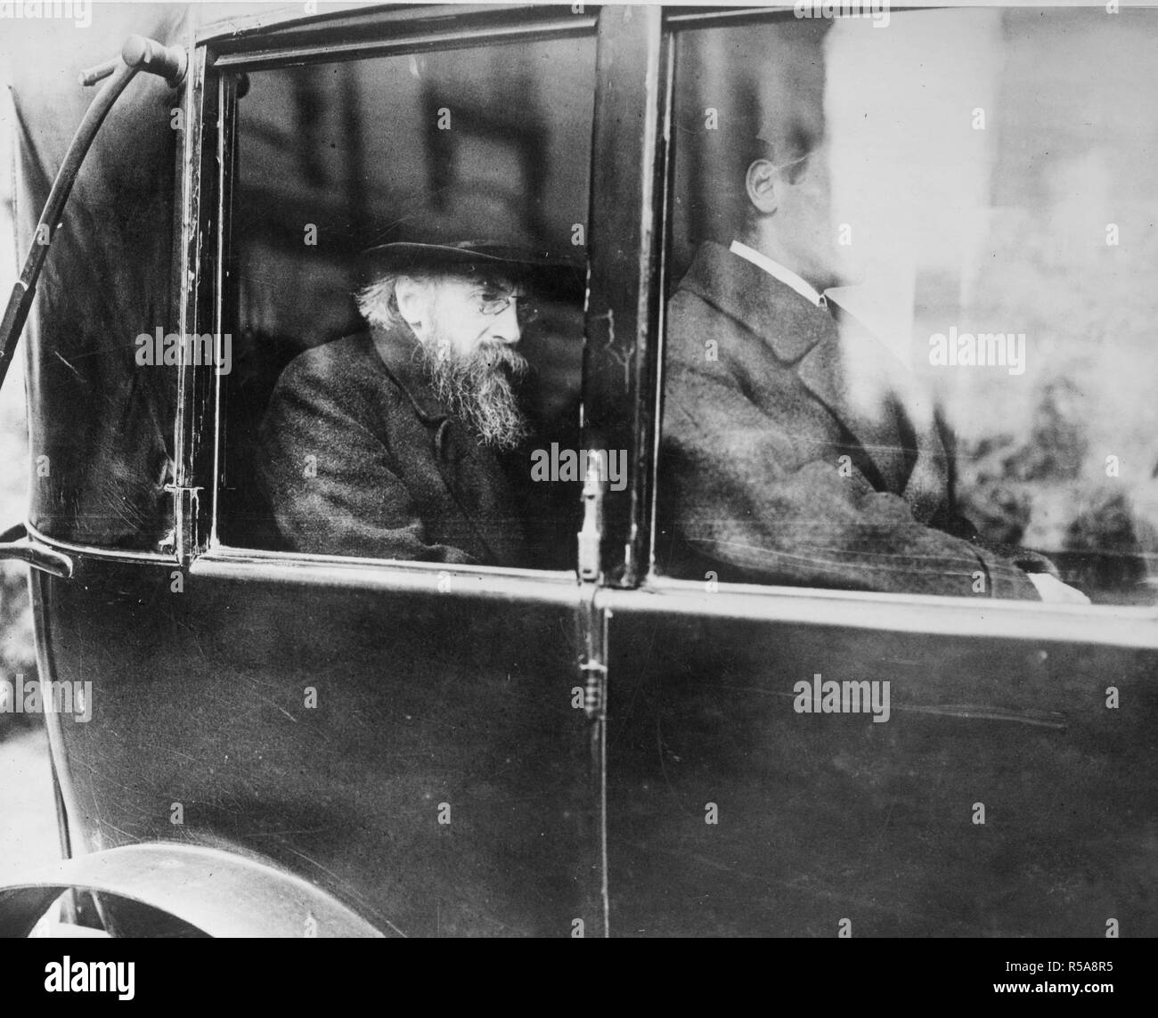 Le Dr Eisner, Ministre bavarois au conseil d'états allemands à Berlin, en Allemagne, en route vers le Palais des recteurs de conférer avec Ebert et autres chefs révolutionnaires ca. 1918-1919 Banque D'Images