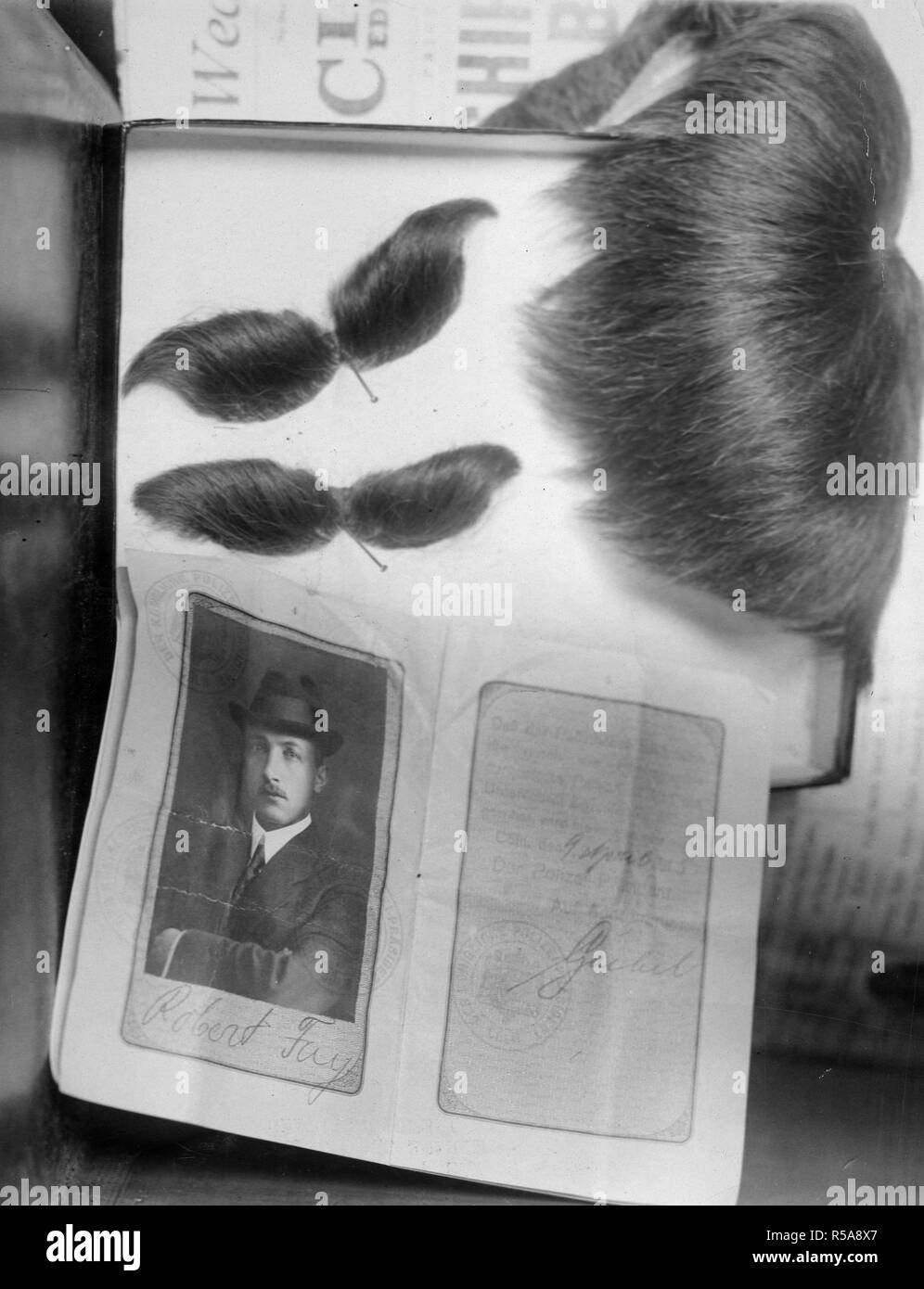 Arrestation de présumés espion allemand. Perruque, moustache et passeport trouvé dans les chambres occupées par Robert Fay et son beau-frère Walter L. Scholz, le présumé espion et conspirateur ca. 1918-1919 Banque D'Images
