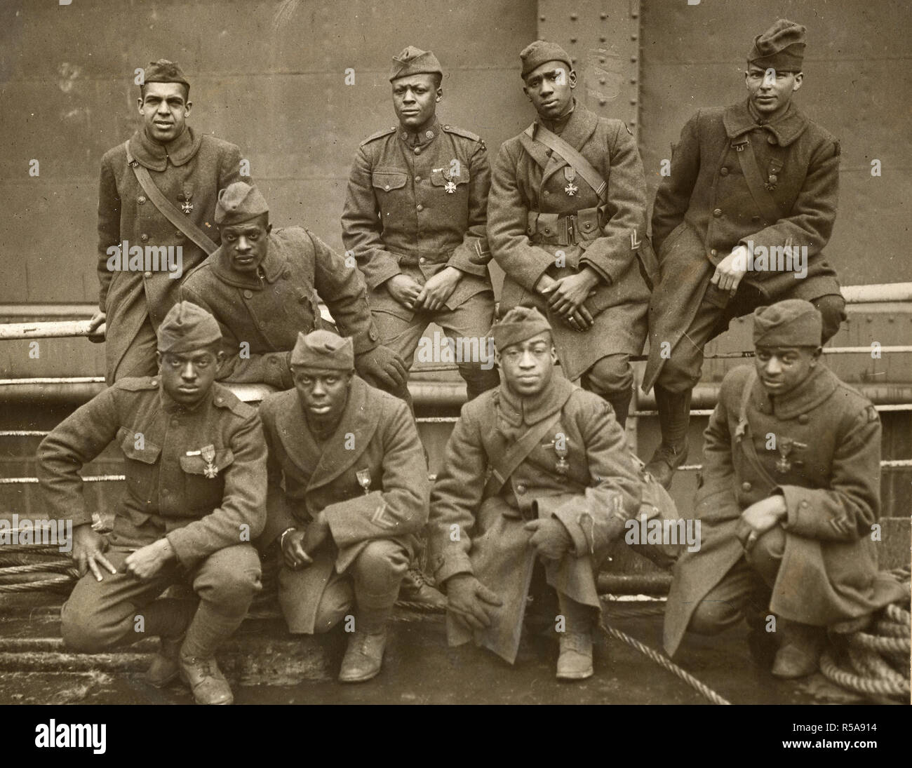 Photos de la PREMIÈRE GUERRE MONDIALE - de couleur africaine / les troupes américaines -New York's Regiment couleur revient à la maison à Stockholm. Certains des hommes de couleur sur 369E (15e) qui a gagné la Croix de Guerre pour sa bravoure dans l'action. Première rangée, de gauche à droite : Eagle Eye, Ed Williams ; Lampe lumière, Herbert Tayl ca. 2/12/1919 Banque D'Images