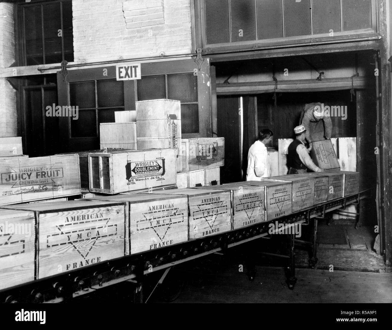 De Guerre - Industries - Usine de chewing-gum Wrigley chargement complet d'une voiture pour le Y.M.C.A ca. 1917-1918 Banque D'Images