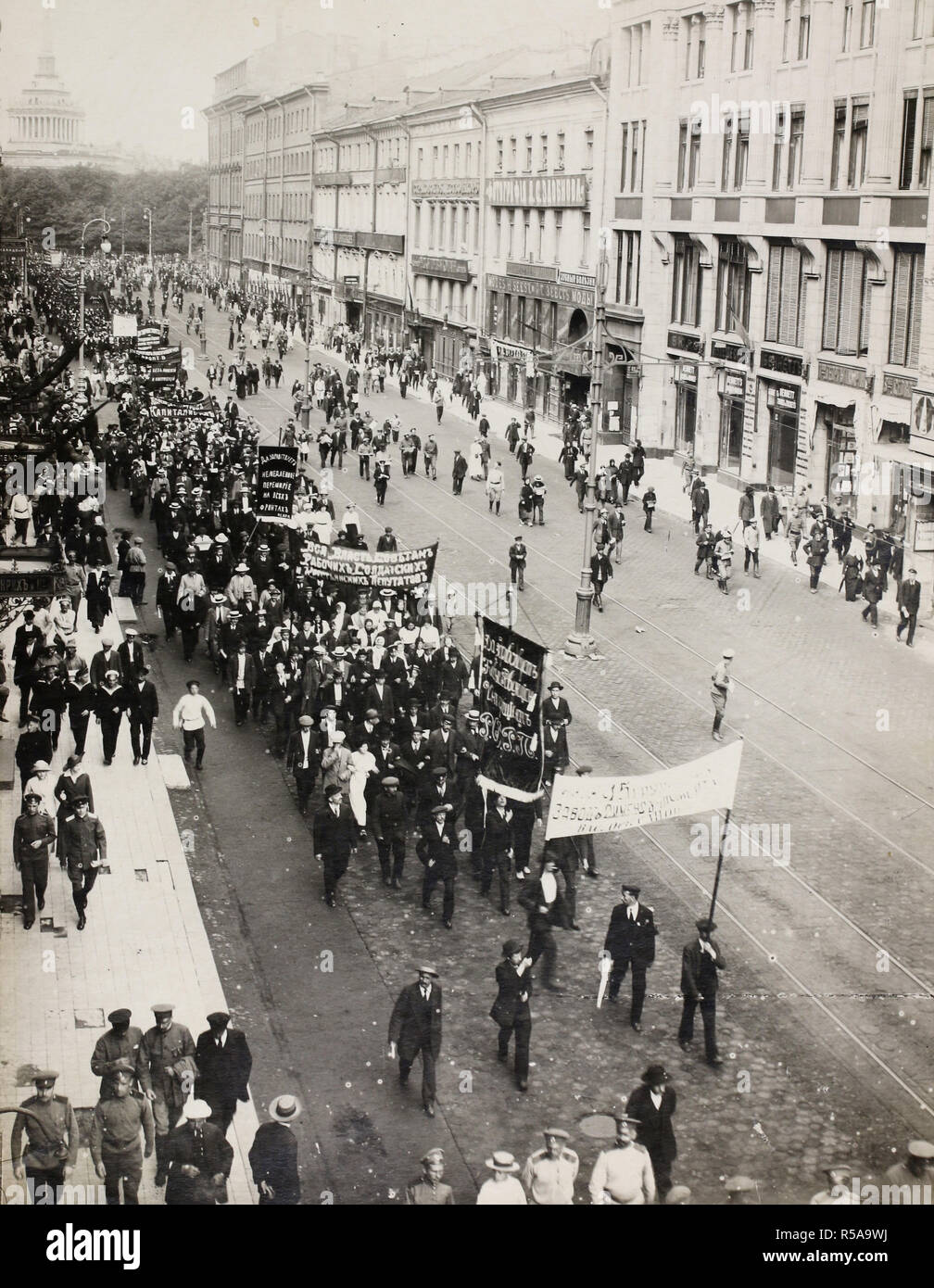 Démonstration sur la Perspective Nevski, Petrograd. Au bas de la photo, on voit trois officiers, le port de l'uniforme blanc de la marine impériale : la scène aurait eu lieu avant la révolution d'octobre, au cours de la Fédération Gouvernement Provisoire (février à octobre 1917), de l'arrière vers l'avant de la procession, les bannières de lire "cessez-le-feu immédiat sur tous les fronts", "tout le pouvoir aux Soviets d'ouvriers, de soldats et de députés paysans" et "Parti social-démocrate russe'. Banque D'Images