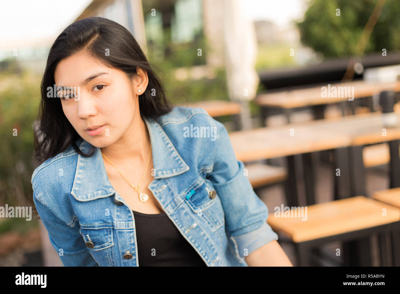 Beautiful Young Asian Woman in the cafe Banque D'Images