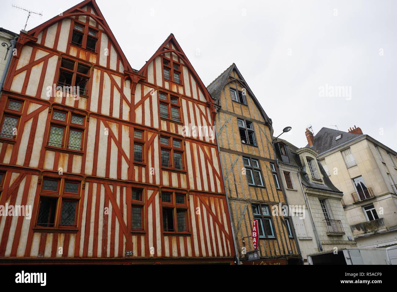 Style ancien pierre et poutres de bois édifice au centre de Tours, dans la vallée de la Loire, France Banque D'Images