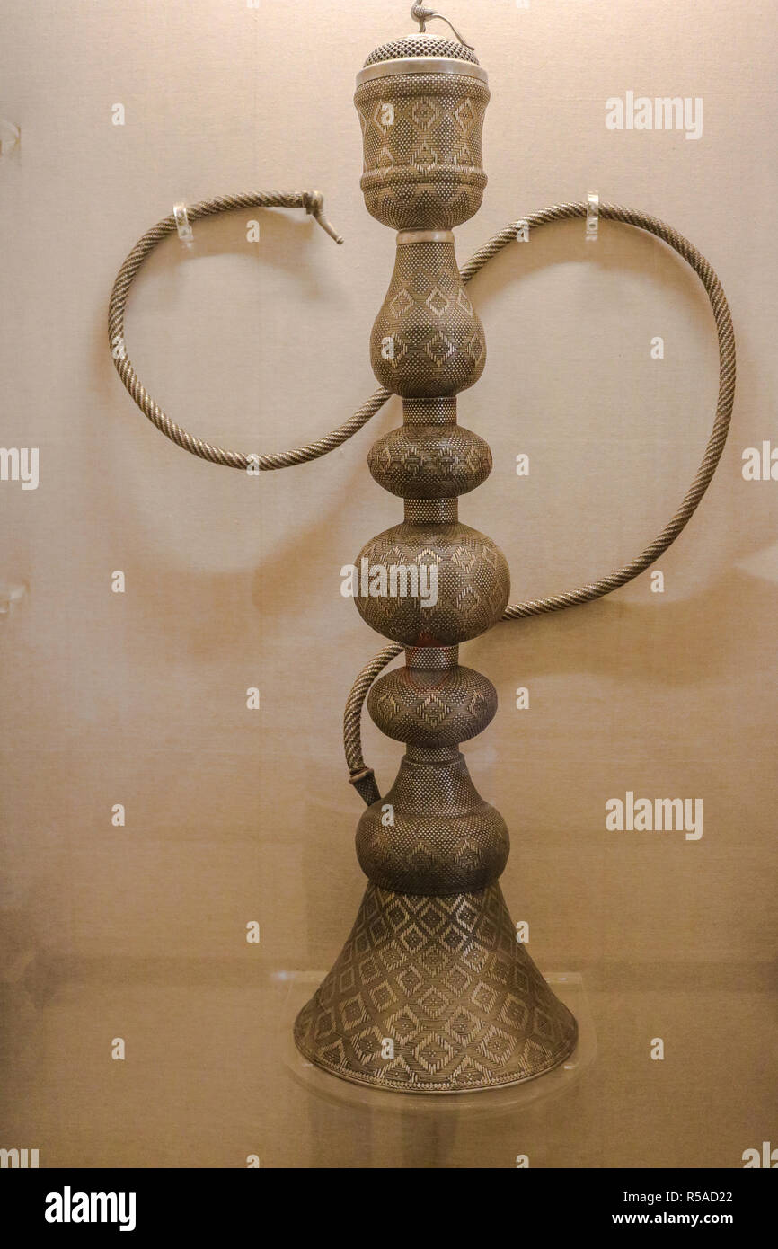 Une ancienne narghilé affichage à Fort Mehrangarh museum. Un narguilé est un seul ou plusieurs tiges pour la vaporisation d'instruments et de tabac à fumer. Banque D'Images
