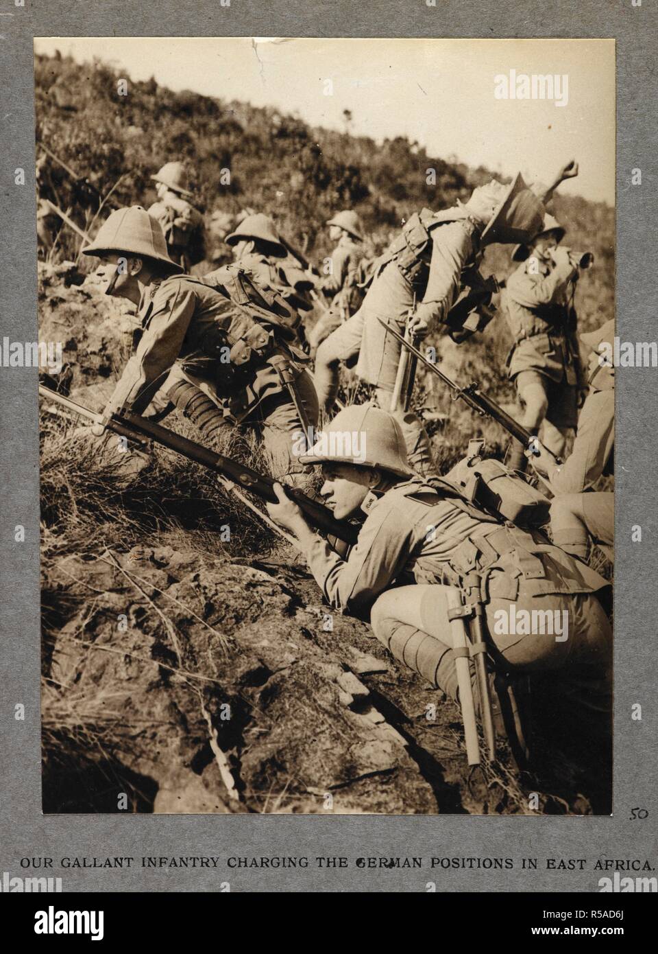 Notre charge d'infanterie gallant les positions allemandes en Afrique de l'Est. 1915. 'India Office Compte rendu officiel de la Grande Guerre. 22-Apr-21. Les photos apparaissent dans une variété de tailles, formes et couleurs dont les tons de bleu, vert et brun. Ils enregistrer des scènes de la vie militaire, telle que vécue par les Indiens et les armées britanniques en France pendant la Première Guerre mondiale. Les scènes de bataille ne sont pas réels mais mis en scène de manœuvres. Source : Photo 21/(50). Auteur : Big Sur, H. D. Banque D'Images