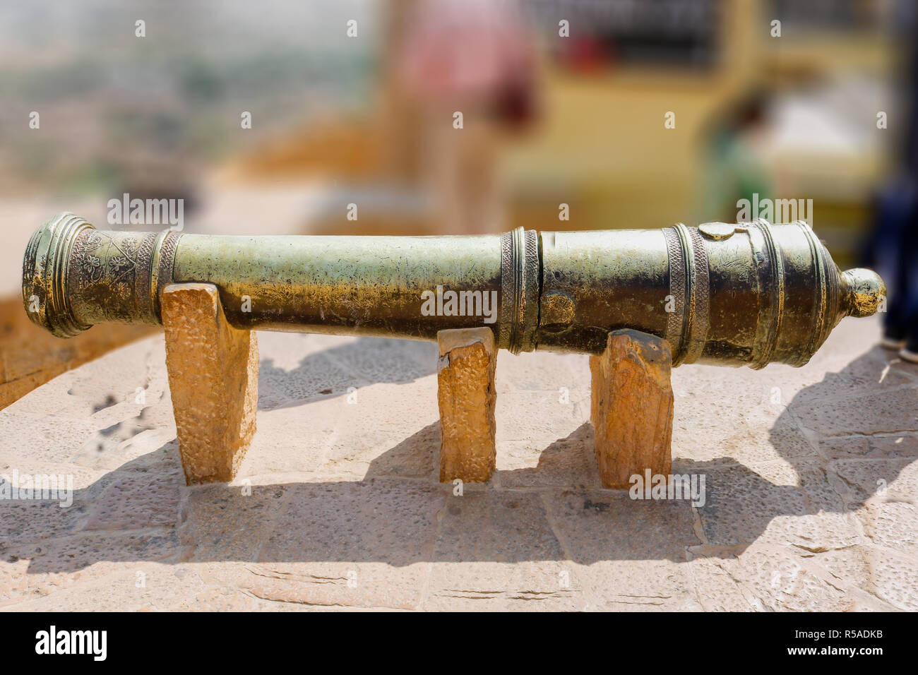 Old cannon maintenue sur l'affichage de la page de Fort Jaisalmer Banque D'Images