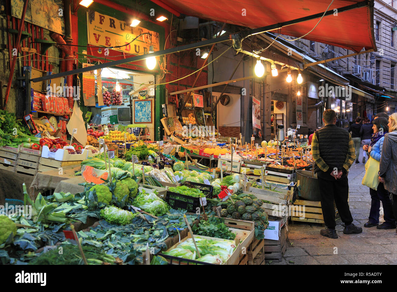 Kiosque de légumes du marché, dans le quartier de la Vucciria, Mercato Vucciria, Palerme, Sicile, Italie Banque D'Images