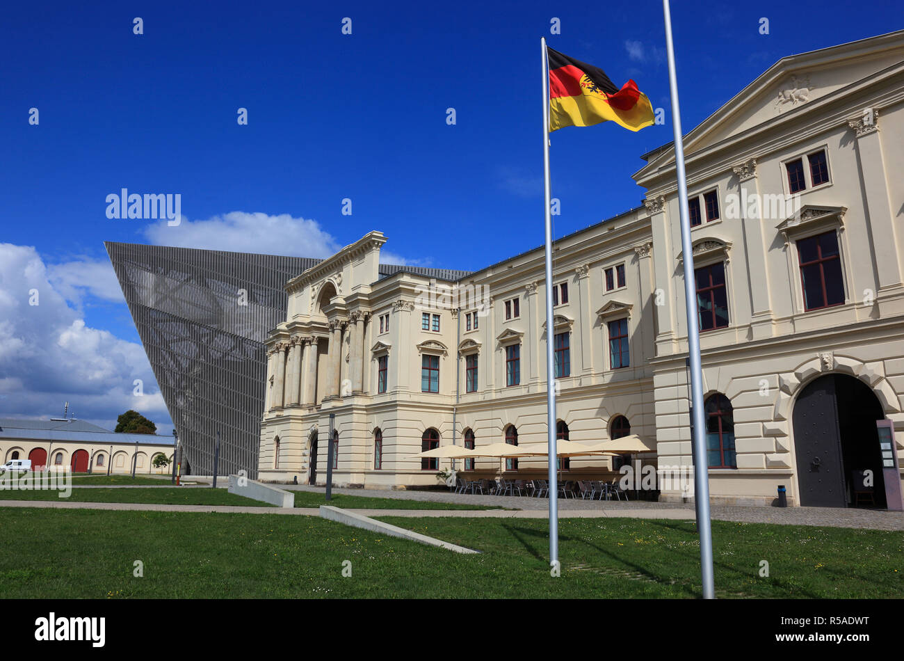 Musée de l'histoire militaire de la Bundeswehr, bâtiment principal avec la sculpture, l'architecte Daniel Libeskind, Dresde, Saxe, Allemagne Banque D'Images