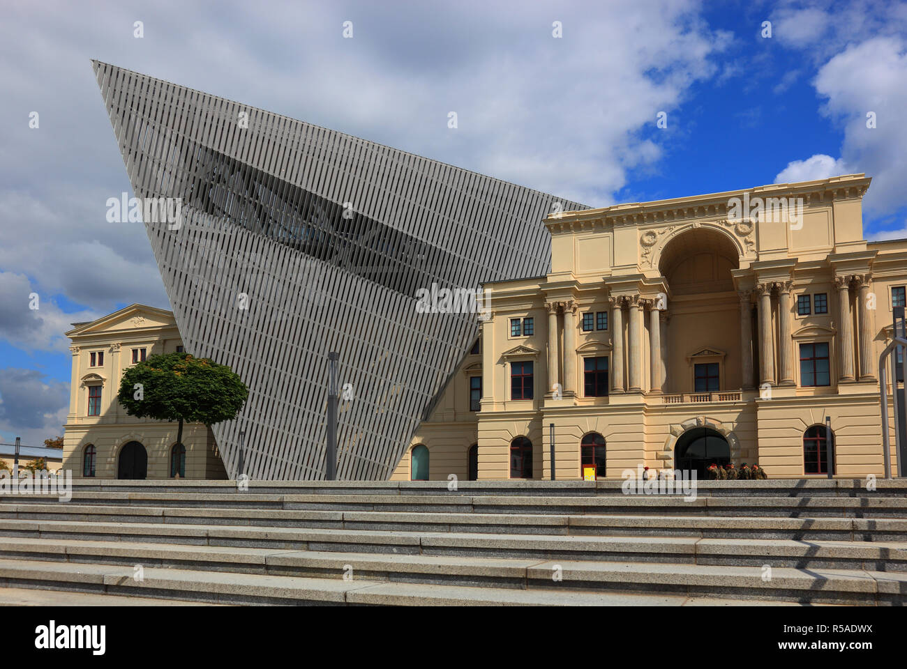 Musée de l'histoire militaire de la Bundeswehr, bâtiment principal avec la sculpture, l'architecte Daniel Libeskind, Dresde, Saxe, Allemagne Banque D'Images