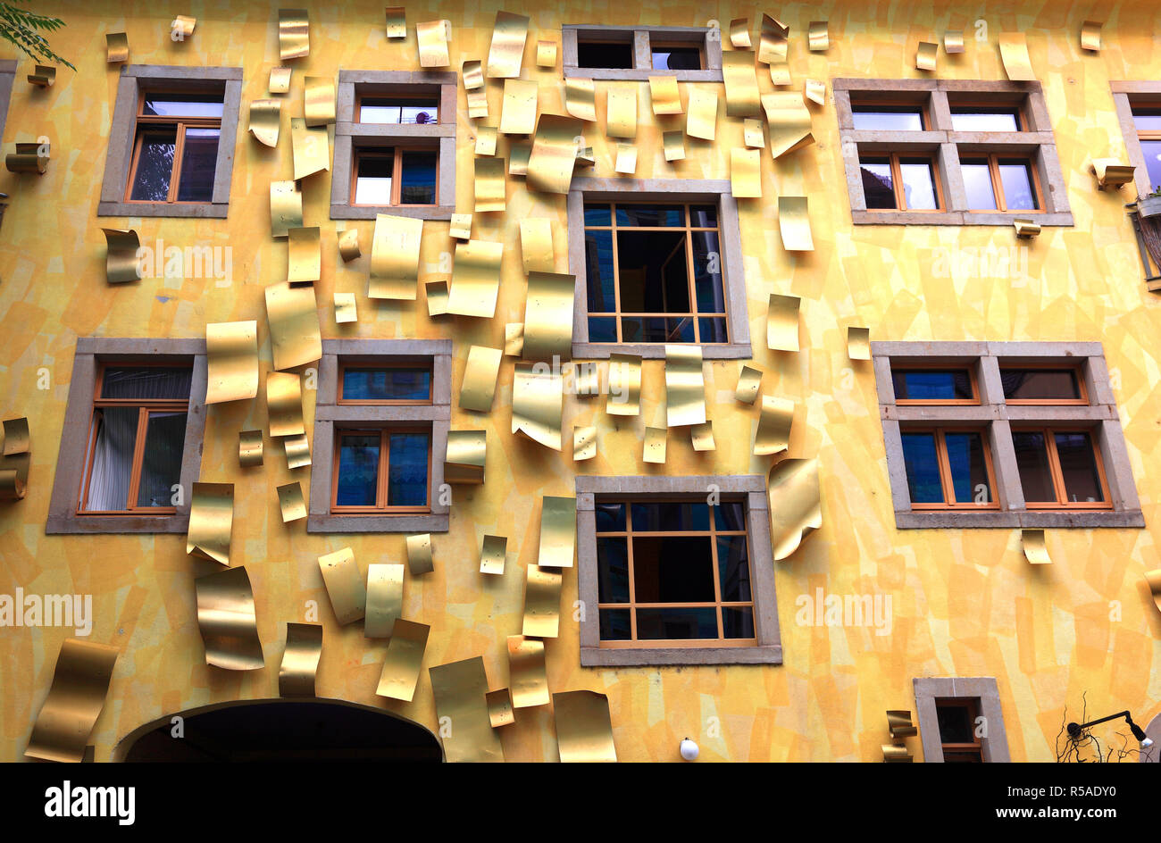 Façade de maison jaune avec des feuilles d'aluminium, un projet d'art pour l'élément lumière, cour de la éléments, Kunsthofpassage, Banque D'Images