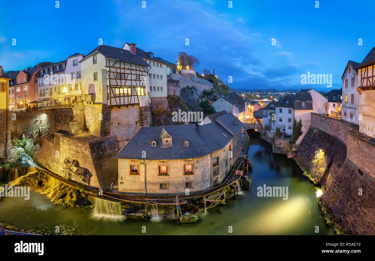 Bernkastel-kues, Allemagne. Vue urbaine avec Leuk River et de vieux moulins à eau historique au crépuscule Banque D'Images