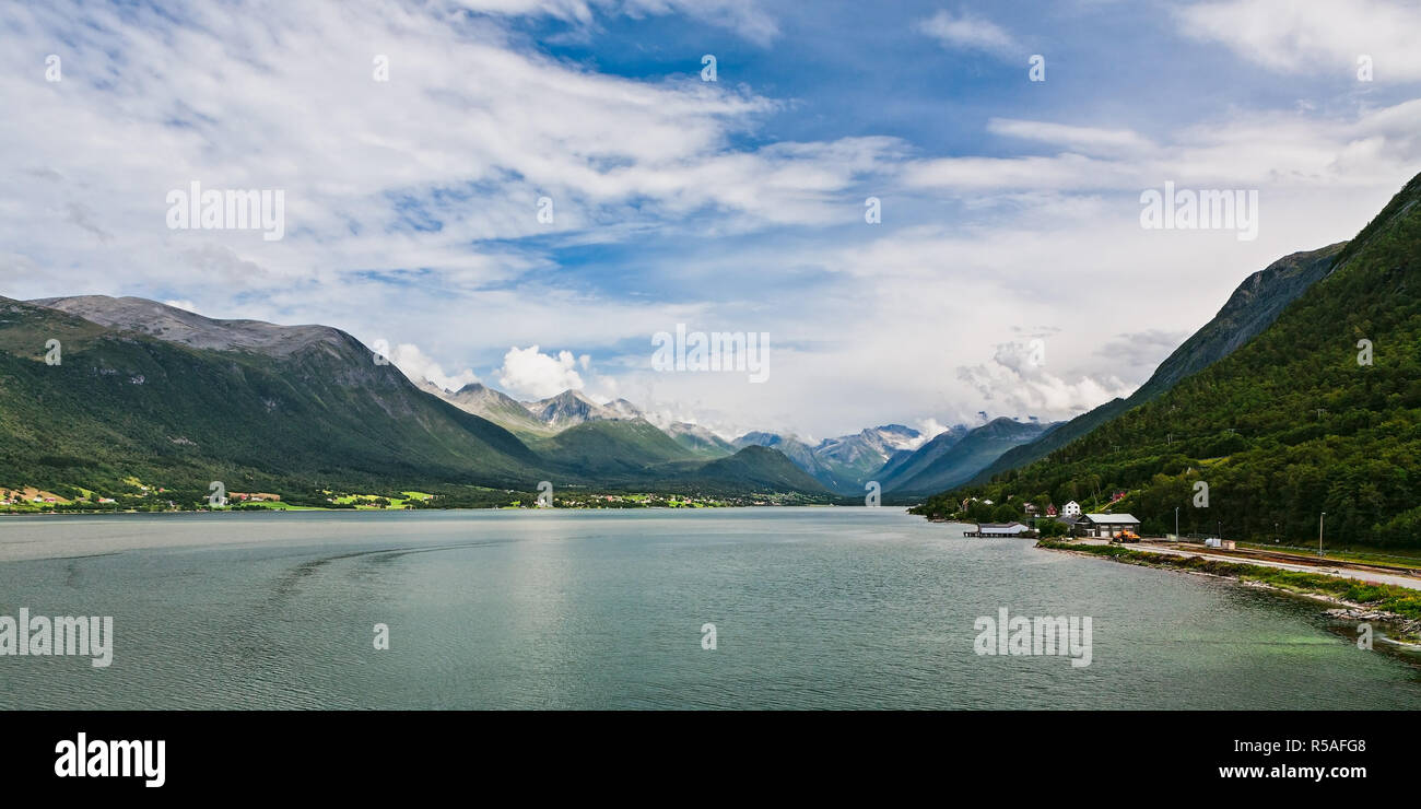 Vue panoramique du Romsdalsfjorden et montagnes en Norvège Banque D'Images