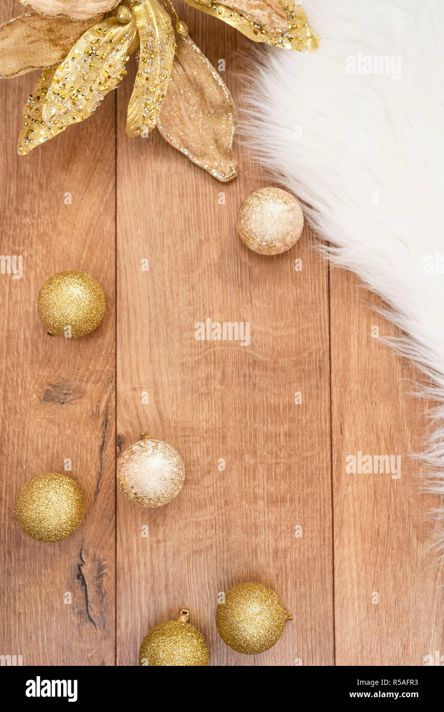 Noël arrière-plan. Boules de Noël en or sur un fond de bois. Vacances d'hiver. Vue supérieure avec copie espace vertical, image. Banque D'Images