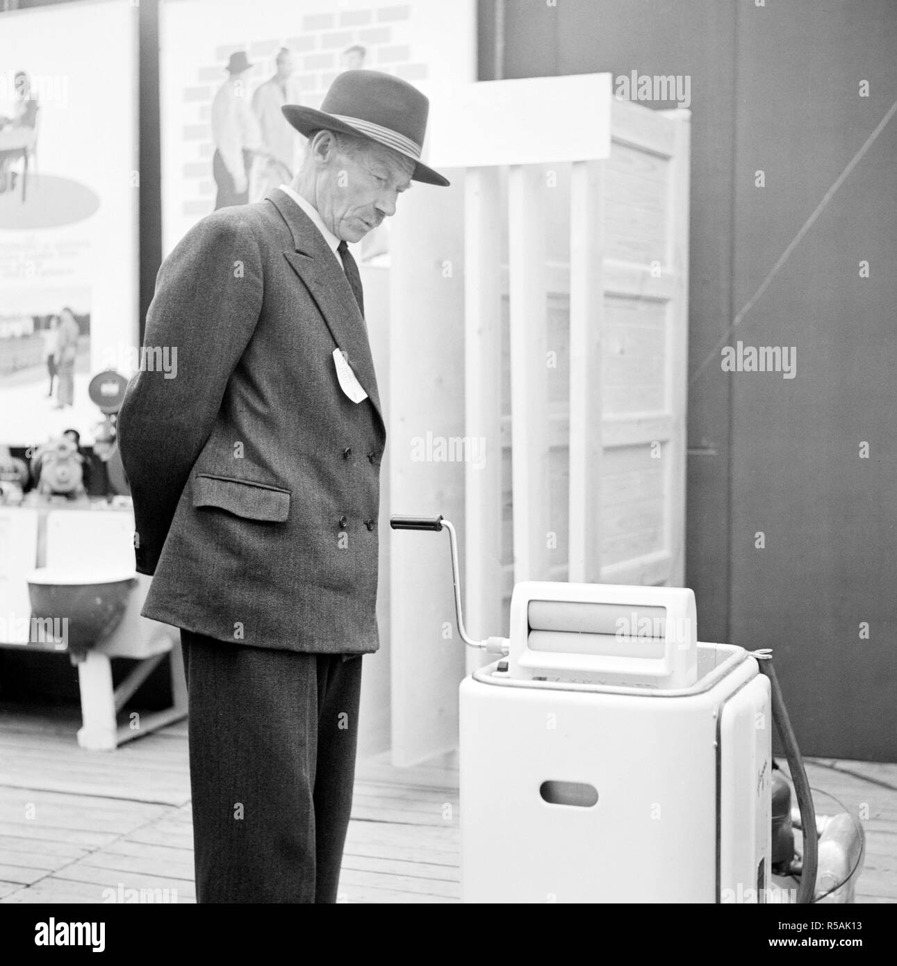 Smartly dressed man un moden lave-linge, la Finlande 1950 Banque D'Images