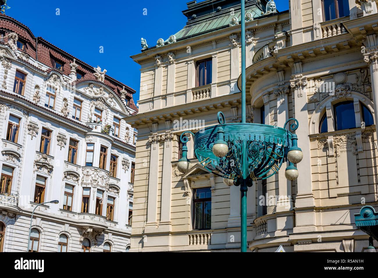 Belle peint en bleu de la rue d'étain lustre artistique dans le vieux centre de Prague, République tchèque. Détails de l'architecture étonnante entourant Banque D'Images