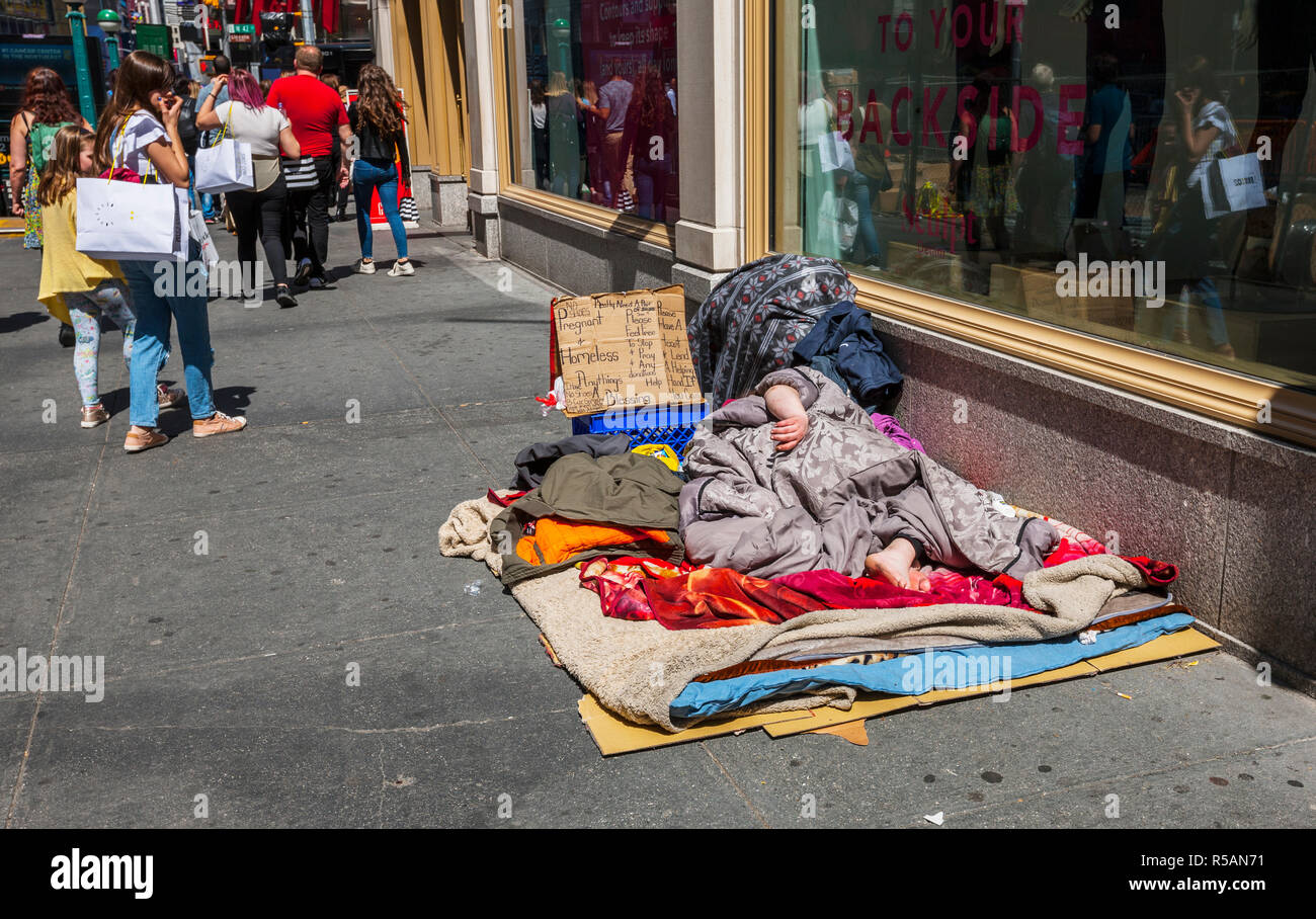 Les sans-abri de dormir sur le trottoir à Manhattan New York Banque D'Images