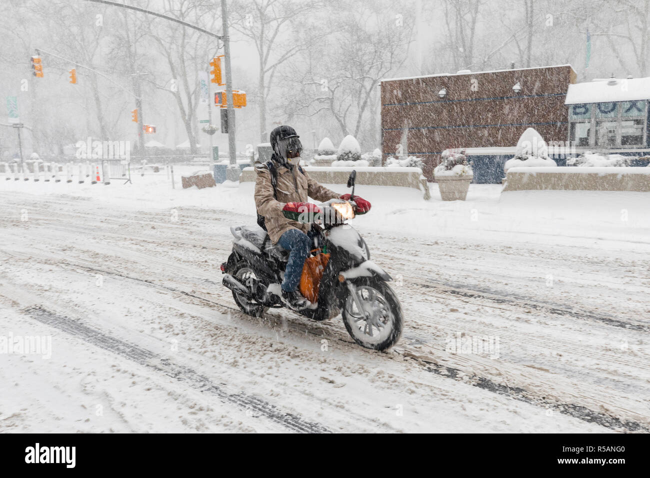 Moto lourde dans une tempête de neige en hiver, Cinquième avenue, Manhattan, New York Banque D'Images