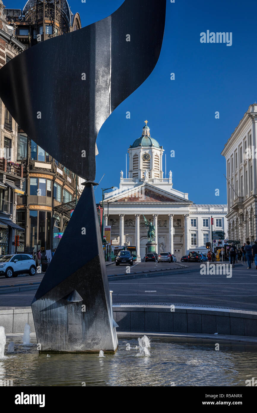 La statue de l'oreille d'Alexander Calder et la Place Royale, l'église Saint Jacques sur Coudenberg derrière à Bruxelles, Belgique Banque D'Images