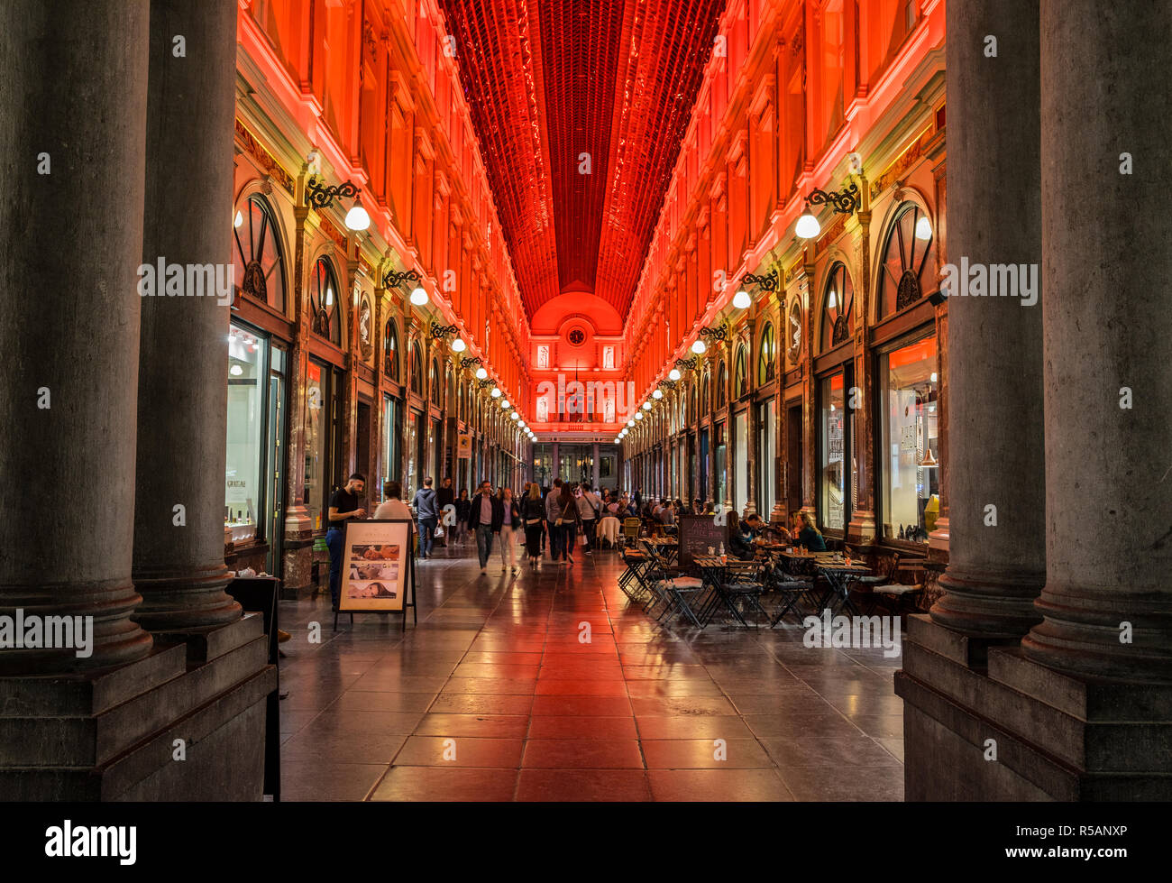 Illimunated rouge de Galeries Royales Saint-Hubert à Bruxelles Banque D'Images